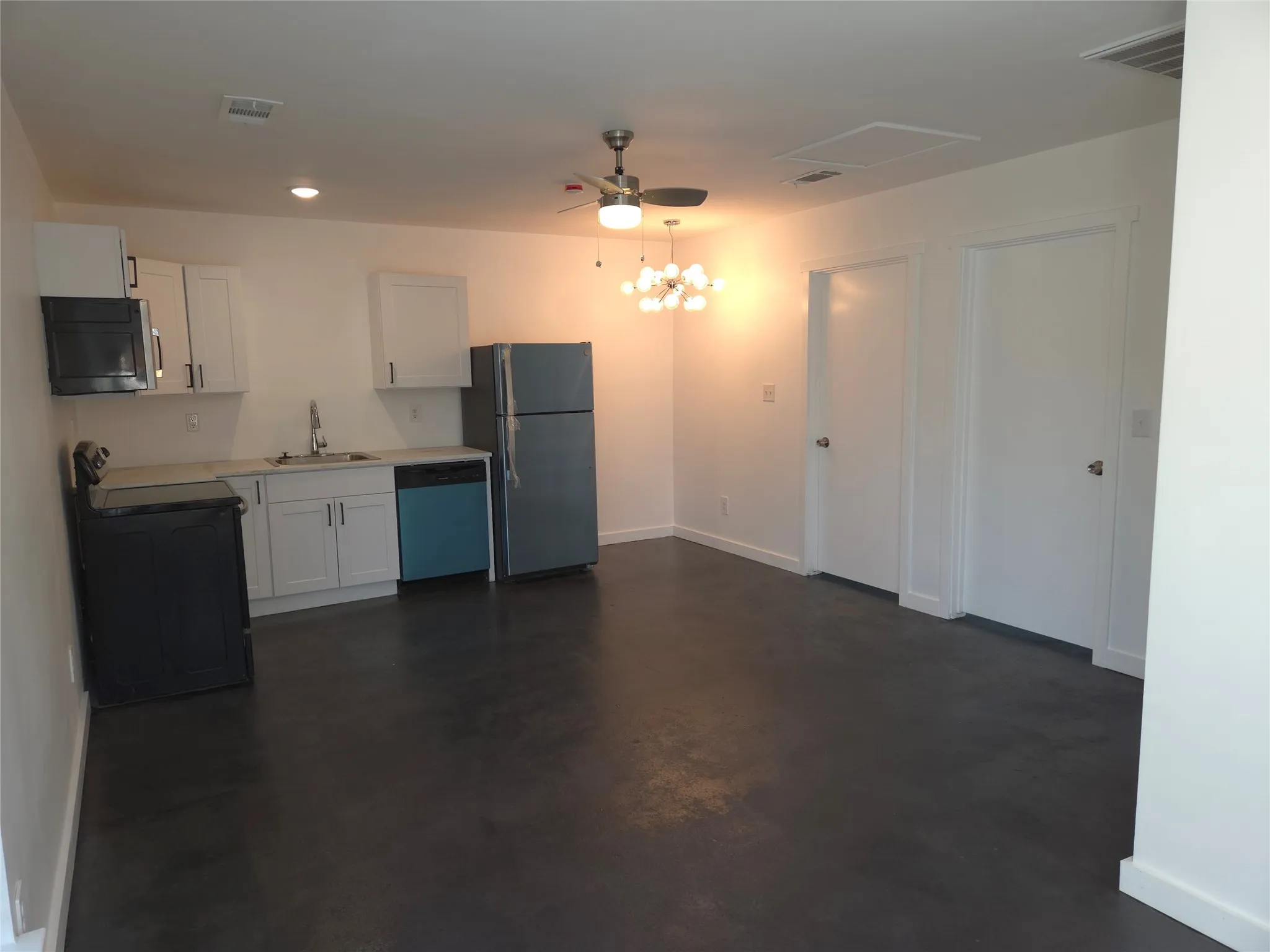 Single Family Residence For Rent in Dallas County , 1135 Holly Glen Circle A, Dallas, Texas 75232, 2 Bedroom, 1 Bathroom, Garage spaces, 483 Sqft, built in 1960, mls#21373858, Real Estate Agent in Dallas, Homes For Rent in Dallas county, Homes For Rent in Dallas, Realtor in Dallas Texas, Real Estate Brokerage Independent Realty Texas, Luminita Cordes Realtor