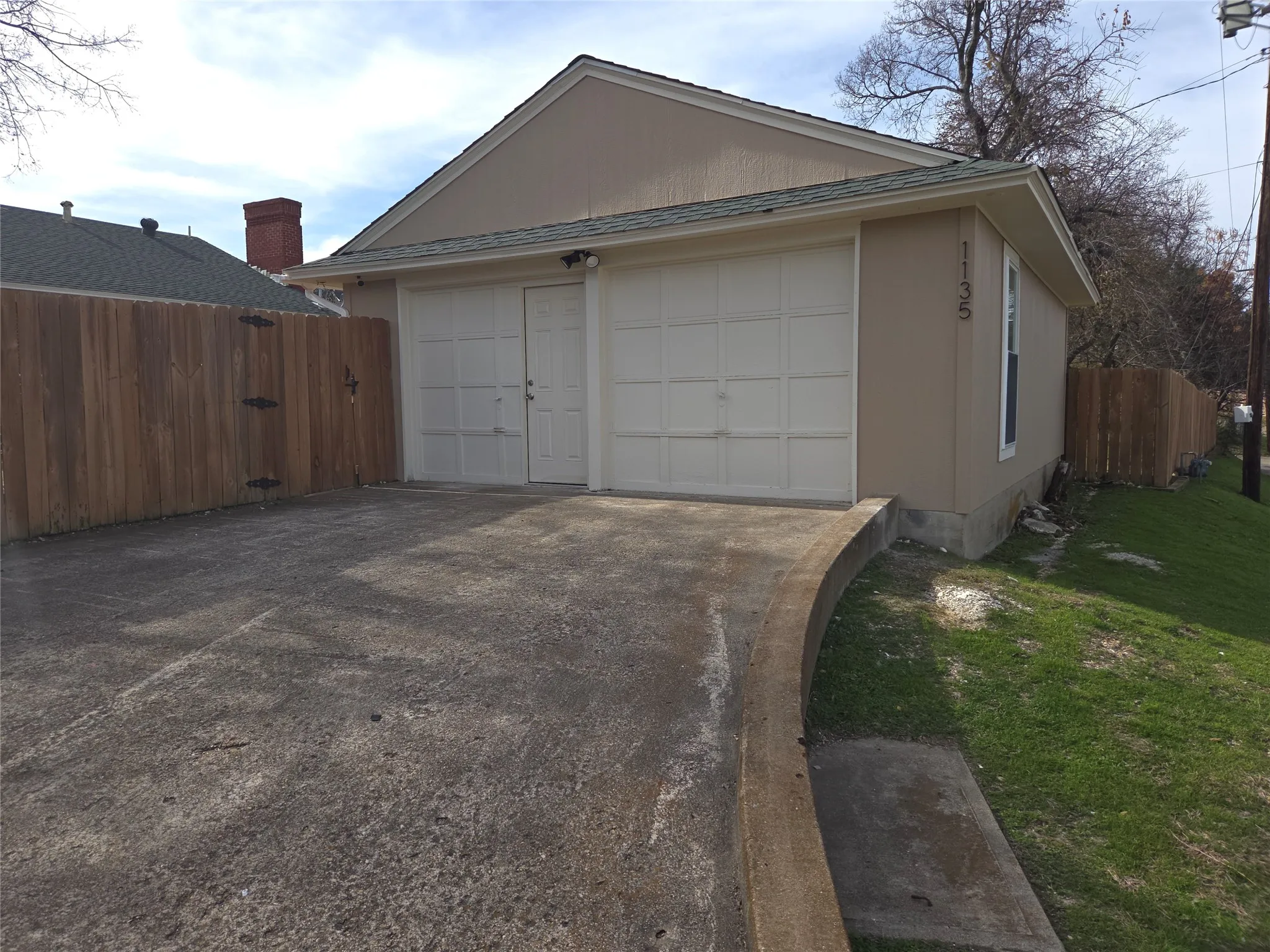 Single Family Residence For Rent in Dallas County , 1135 Holly Glen Circle A, Dallas, Texas 75232, 2 Bedroom, 1 Bathroom, Garage spaces, 483 Sqft, built in 1960, mls#21373858, Real Estate Agent in Dallas, Homes For Rent in Dallas county, Homes For Rent in Dallas, Realtor in Dallas Texas, Real Estate Brokerage Independent Realty Texas, Luminita Cordes Realtor