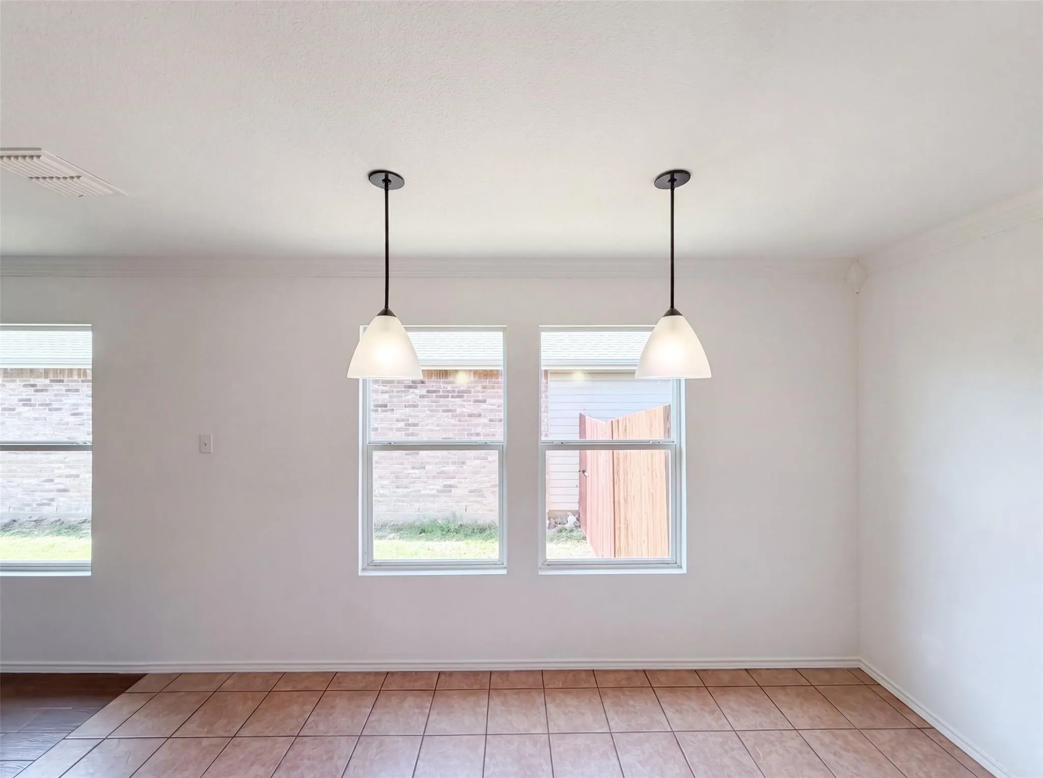 Single Family Residence For Rent in Denton County , 6200 St James Place, Denton, Texas 76210, 3 Bedroom, 2 Bathroom, 2 Garage spaces, 1,507 Sqft, built in 2006, mls#21373883, Real Estate Agent in Denton, Homes For Rent in Denton county, Homes For Rent in Denton, Realtor in Denton Texas, Real Estate Brokerage Independent Realty Texas, Luminita Cordes Realtor