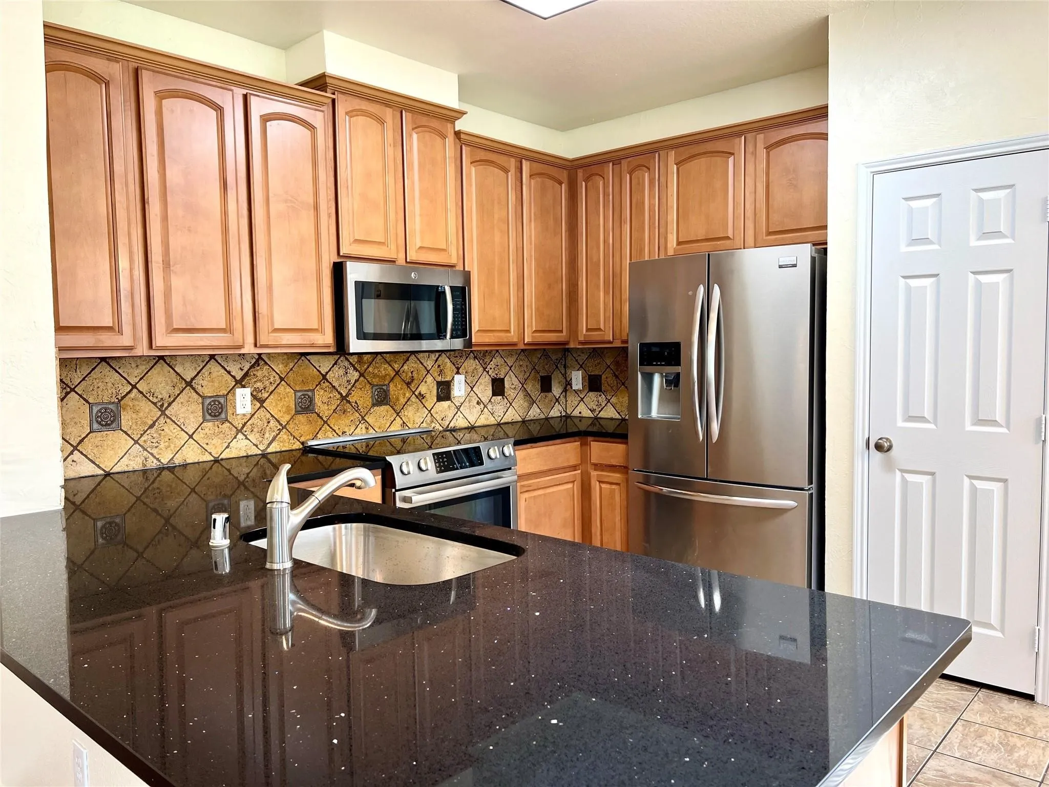 Single Family Residence For Rent in Collin County , 6917 Red Bluff Drive, Mc Kinney, Texas 75070, 4 Bedroom, 3 Bathroom, 2 Garage spaces, 2,280 Sqft, built in 2003, mls#21373863, Real Estate Agent in Mc Kinney, Homes For Rent in Collin county, Homes For Rent in Mc Kinney, Realtor in Mc Kinney Texas, Real Estate Brokerage Independent Realty Texas, Luminita Cordes Realtor