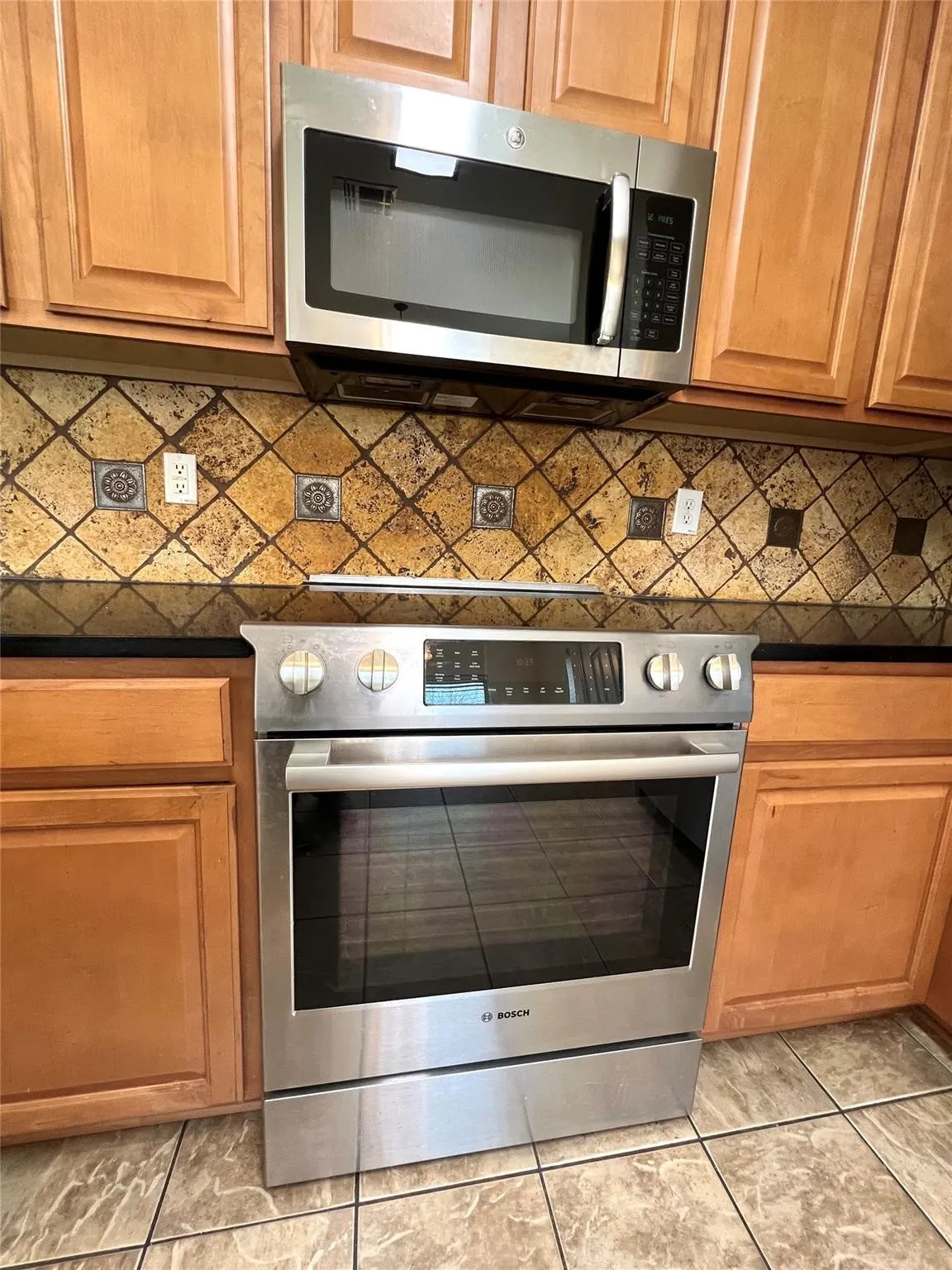 Single Family Residence For Rent in Collin County , 6917 Red Bluff Drive, Mc Kinney, Texas 75070, 4 Bedroom, 3 Bathroom, 2 Garage spaces, 2,280 Sqft, built in 2003, mls#21373863, Real Estate Agent in Mc Kinney, Homes For Rent in Collin county, Homes For Rent in Mc Kinney, Realtor in Mc Kinney Texas, Real Estate Brokerage Independent Realty Texas, Luminita Cordes Realtor