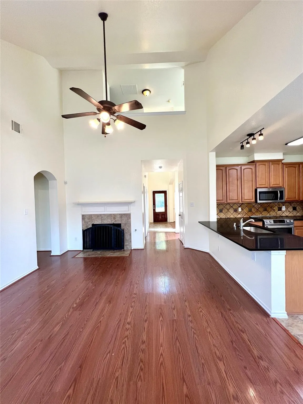 Single Family Residence For Rent in Collin County , 6917 Red Bluff Drive, Mc Kinney, Texas 75070, 4 Bedroom, 3 Bathroom, 2 Garage spaces, 2,280 Sqft, built in 2003, mls#21373863, Real Estate Agent in Mc Kinney, Homes For Rent in Collin county, Homes For Rent in Mc Kinney, Realtor in Mc Kinney Texas, Real Estate Brokerage Independent Realty Texas, Luminita Cordes Realtor