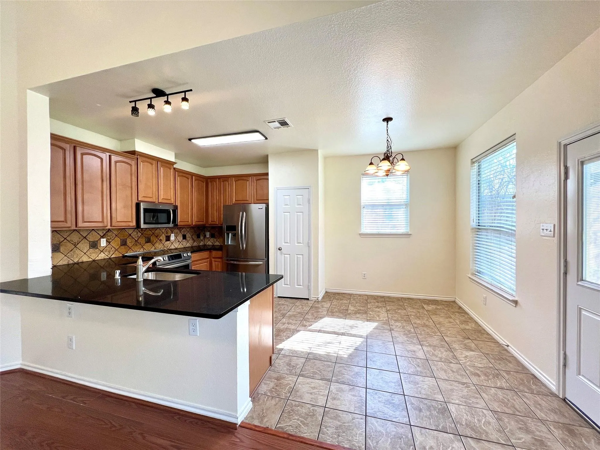 Single Family Residence For Rent in Collin County , 6917 Red Bluff Drive, Mc Kinney, Texas 75070, 4 Bedroom, 3 Bathroom, 2 Garage spaces, 2,280 Sqft, built in 2003, mls#21373863, Real Estate Agent in Mc Kinney, Homes For Rent in Collin county, Homes For Rent in Mc Kinney, Realtor in Mc Kinney Texas, Real Estate Brokerage Independent Realty Texas, Luminita Cordes Realtor