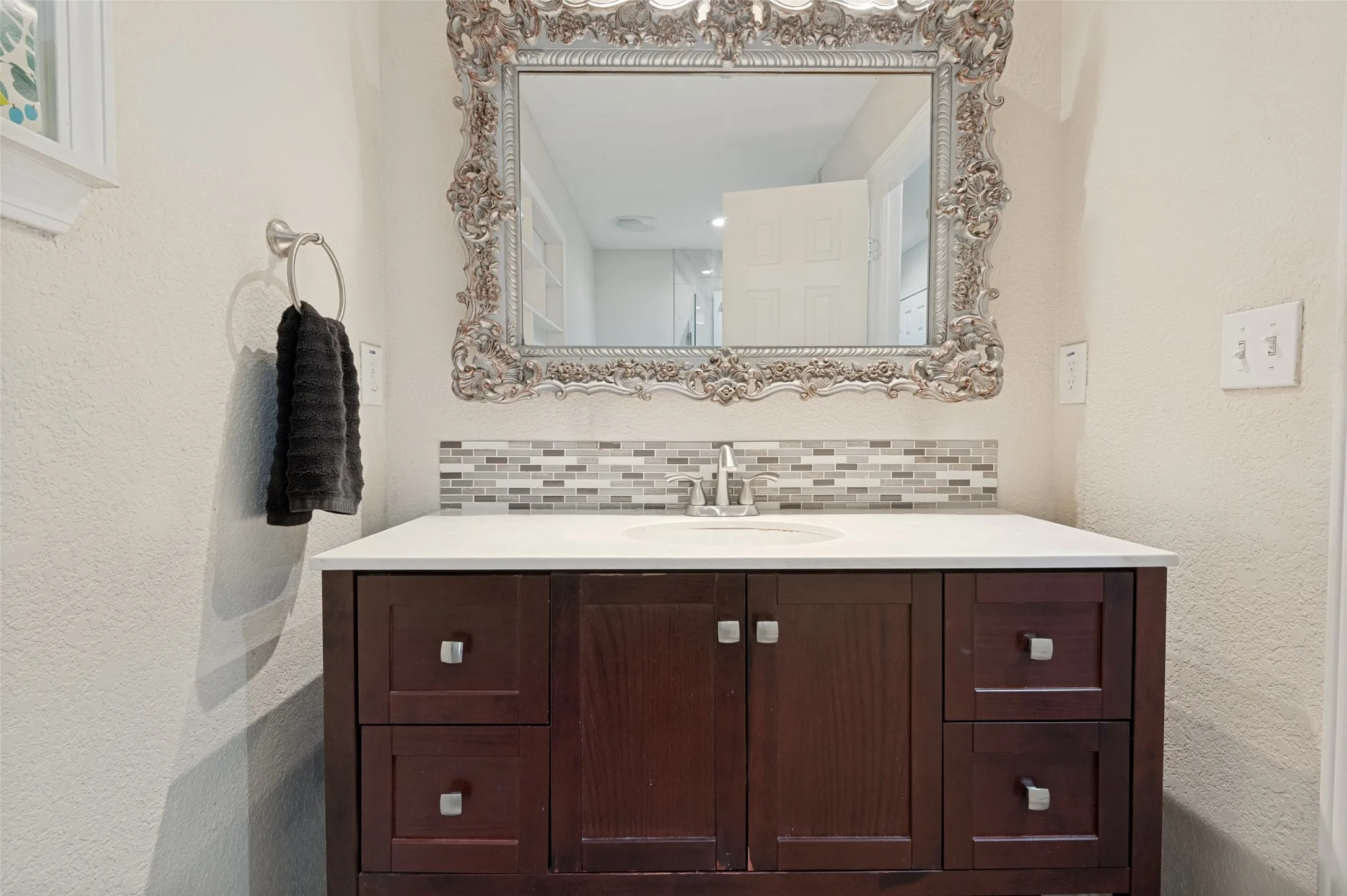 Single Family Residence For Sale in Tarrant County , 824 Wheelwood Drive, Hurst, Texas 76053, 3 Bedroom, 2 Bathroom, 2 Garage spaces, 2,390 Sqft, built in 1964, mls#21373841, Real Estate Agent in Hurst, Homes For Sale in Tarrant county, Homes For Sale in Hurst, Realtor in Hurst Texas, Real Estate Brokerage Independent Realty Texas, Luminita Cordes Realtor