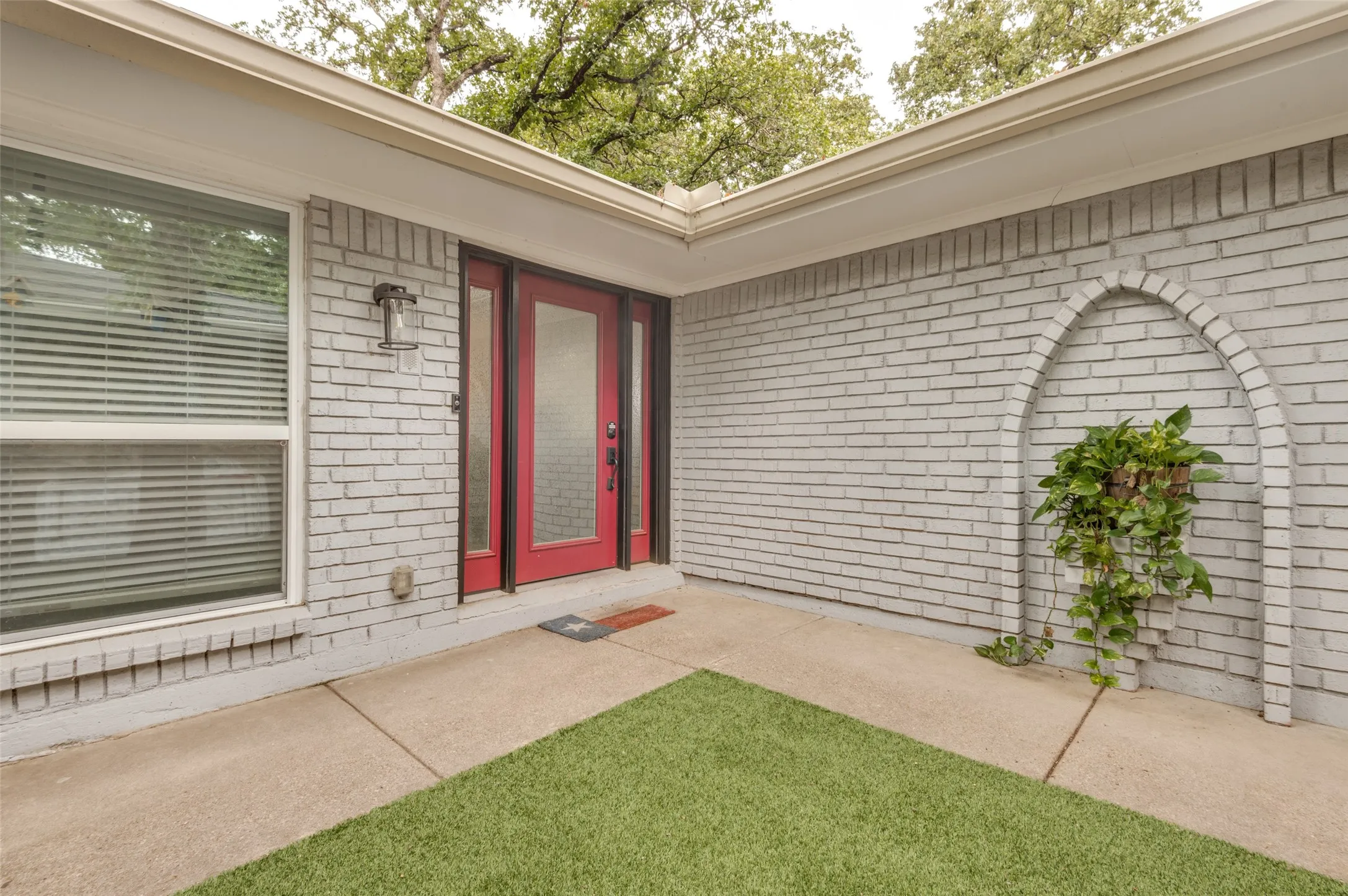 Single Family Residence For Sale in Tarrant County , 824 Wheelwood Drive, Hurst, Texas 76053, 3 Bedroom, 2 Bathroom, 2 Garage spaces, 2,390 Sqft, built in 1964, mls#21373841, Real Estate Agent in Hurst, Homes For Sale in Tarrant county, Homes For Sale in Hurst, Realtor in Hurst Texas, Real Estate Brokerage Independent Realty Texas, Luminita Cordes Realtor