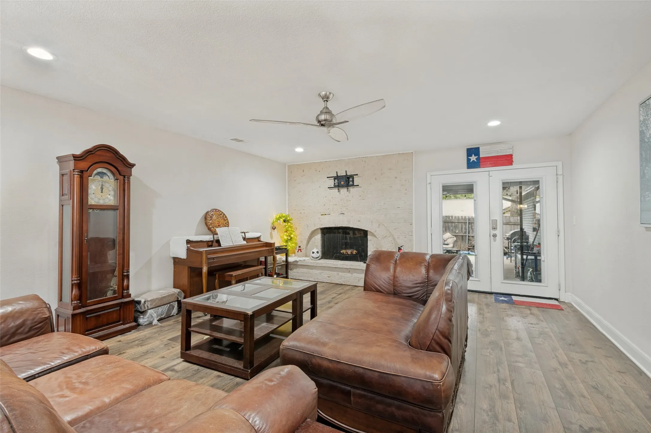 Single Family Residence For Sale in Tarrant County , 824 Wheelwood Drive, Hurst, Texas 76053, 3 Bedroom, 2 Bathroom, 2 Garage spaces, 2,390 Sqft, built in 1964, mls#21373841, Real Estate Agent in Hurst, Homes For Sale in Tarrant county, Homes For Sale in Hurst, Realtor in Hurst Texas, Real Estate Brokerage Independent Realty Texas, Luminita Cordes Realtor