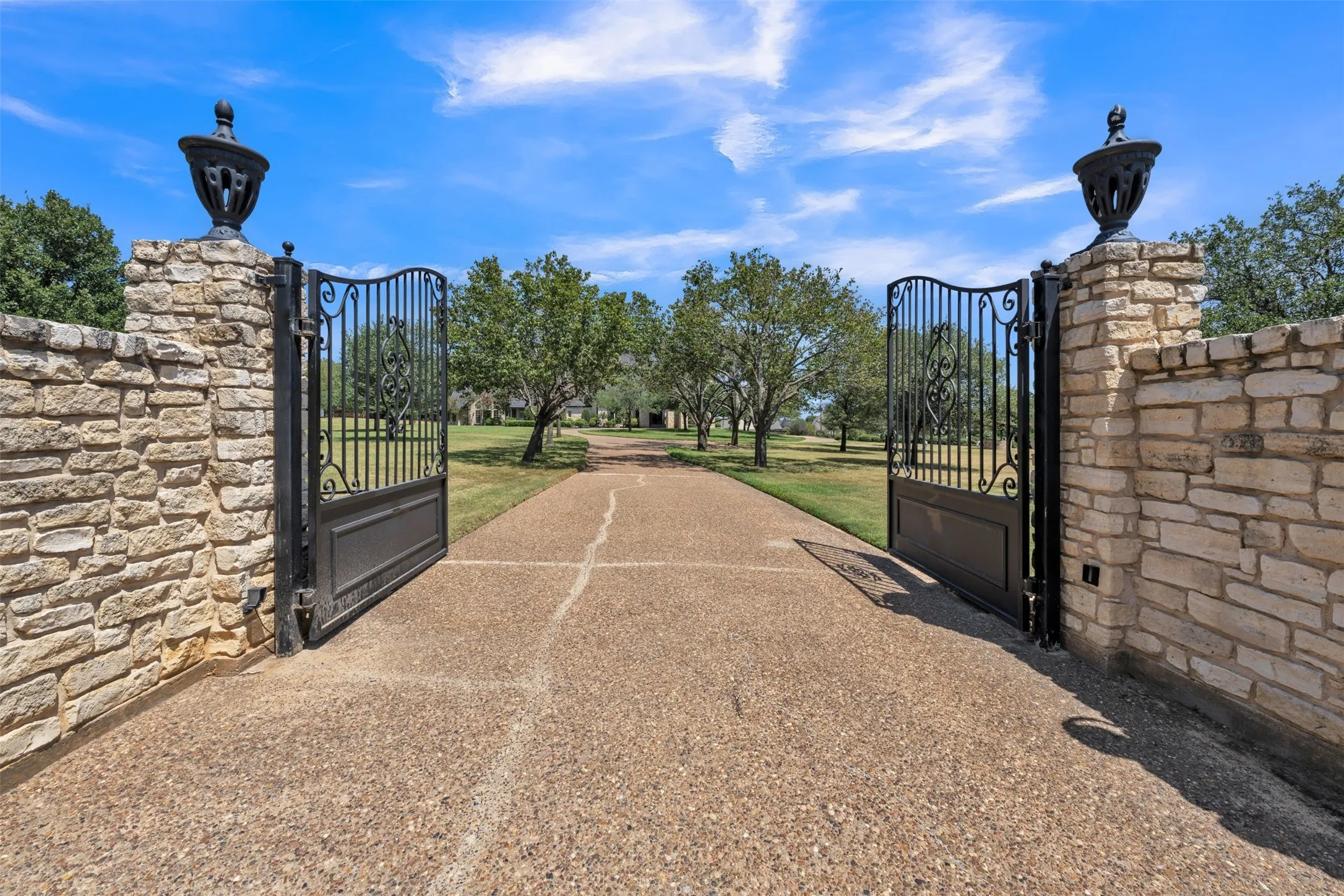 Single Family Residence For Sale in Tarrant County , 8801 Clay Hibbins Road, Keller, Texas 76248, 6 Bedroom, 7 Bathroom, 4 Garage spaces, 6,787 Sqft, built in 1994, mls#21372785, Real Estate Agent in Keller, Homes For Sale in Tarrant county, Homes For Sale in Keller, Realtor in Keller Texas, Real Estate Brokerage Independent Realty Texas, Luminita Cordes Realtor