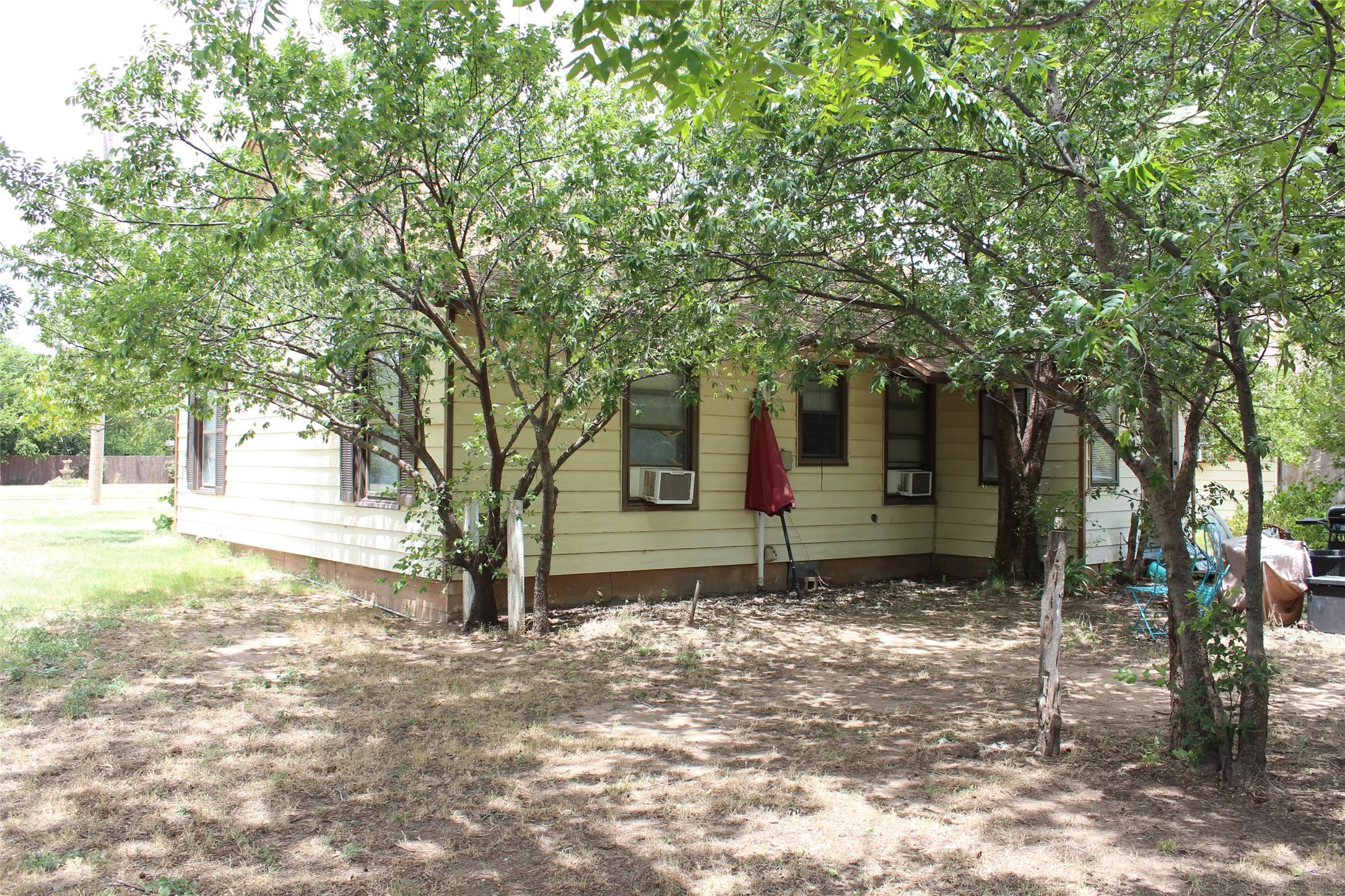 Single Family Residence For Sale in Knox County , 430 N Munday Avenue, Munday, Texas 76371, 3 Bedroom, 1 Bathroom, Garage spaces, 1,216 Sqft, built in 1950, mls#21372525, Real Estate Agent in Munday, Homes For Sale in Knox county, Homes For Sale in Munday, Realtor in Munday Texas, Real Estate Brokerage Independent Realty Texas, Luminita Cordes Realtor