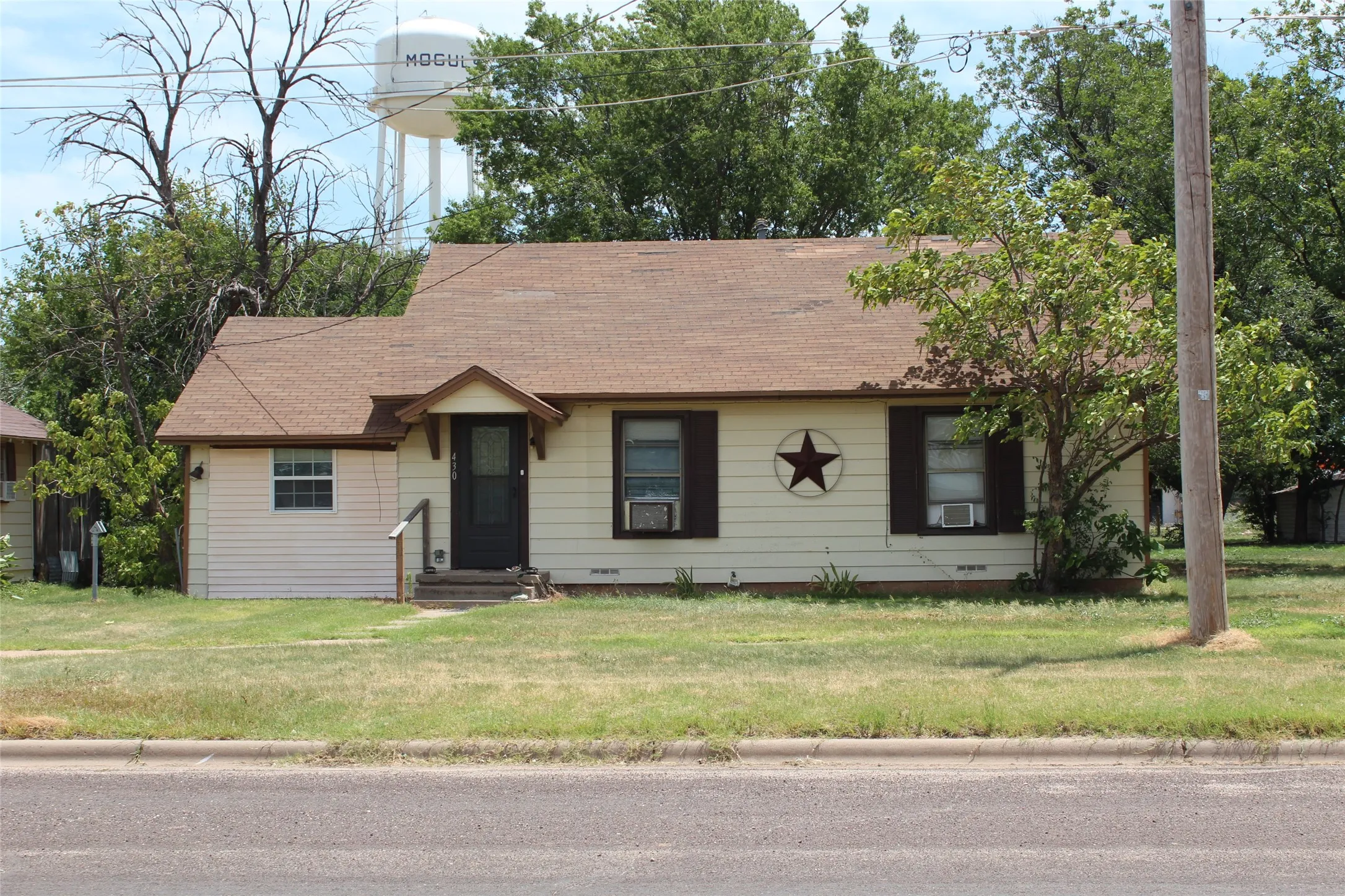 Single Family Residence For Sale in Knox County , 430 N Munday Avenue, Munday, Texas 76371, 3 Bedroom, 1 Bathroom, Garage spaces, 1,216 Sqft, built in 1950, mls#21372525, Real Estate Agent in Munday, Homes For Sale in Knox county, Homes For Sale in Munday, Realtor in Munday Texas, Real Estate Brokerage Independent Realty Texas, Luminita Cordes Realtor