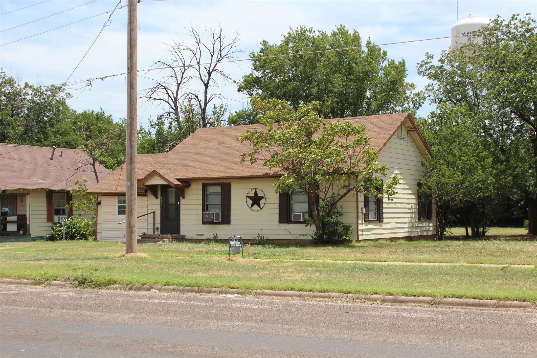 Single Family Residence For Sale in Knox County , 430 N Munday Avenue, Munday, Texas 76371, 3 Bedroom, 1 Bathroom, Garage spaces, 1,216 Sqft, built in 1950, mls#21372525, Real Estate Agent in Munday, Homes For Sale in Knox county, Homes For Sale in Munday, Realtor in Munday Texas, Real Estate Brokerage Independent Realty Texas, Luminita Cordes Realtor
