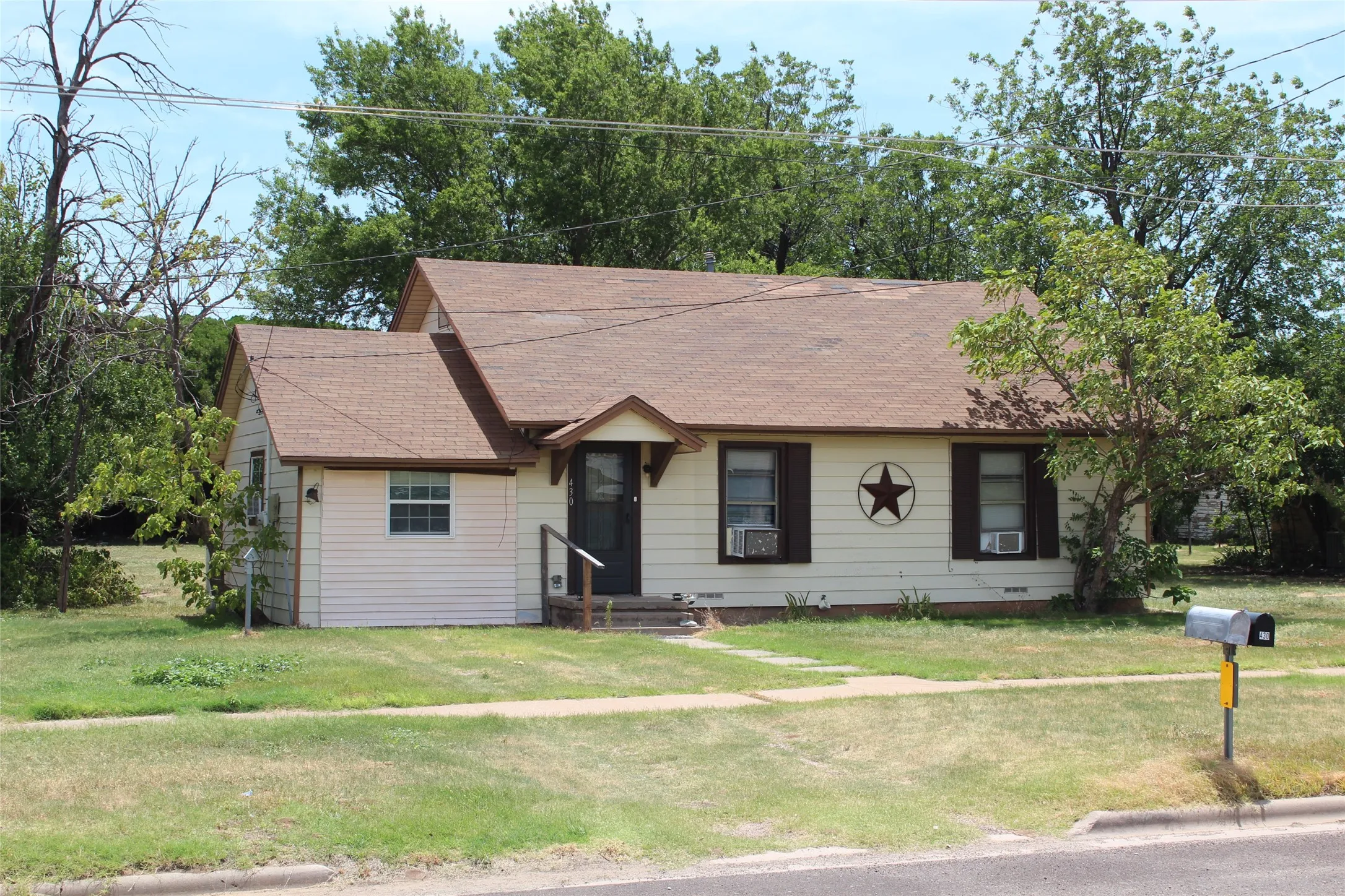 Single Family Residence For Sale in Knox County , 430 N Munday Avenue, Munday, Texas 76371, 3 Bedroom, 1 Bathroom, Garage spaces, 1,216 Sqft, built in 1950, mls#21372525, Real Estate Agent in Munday, Homes For Sale in Knox county, Homes For Sale in Munday, Realtor in Munday Texas, Real Estate Brokerage Independent Realty Texas, Luminita Cordes Realtor