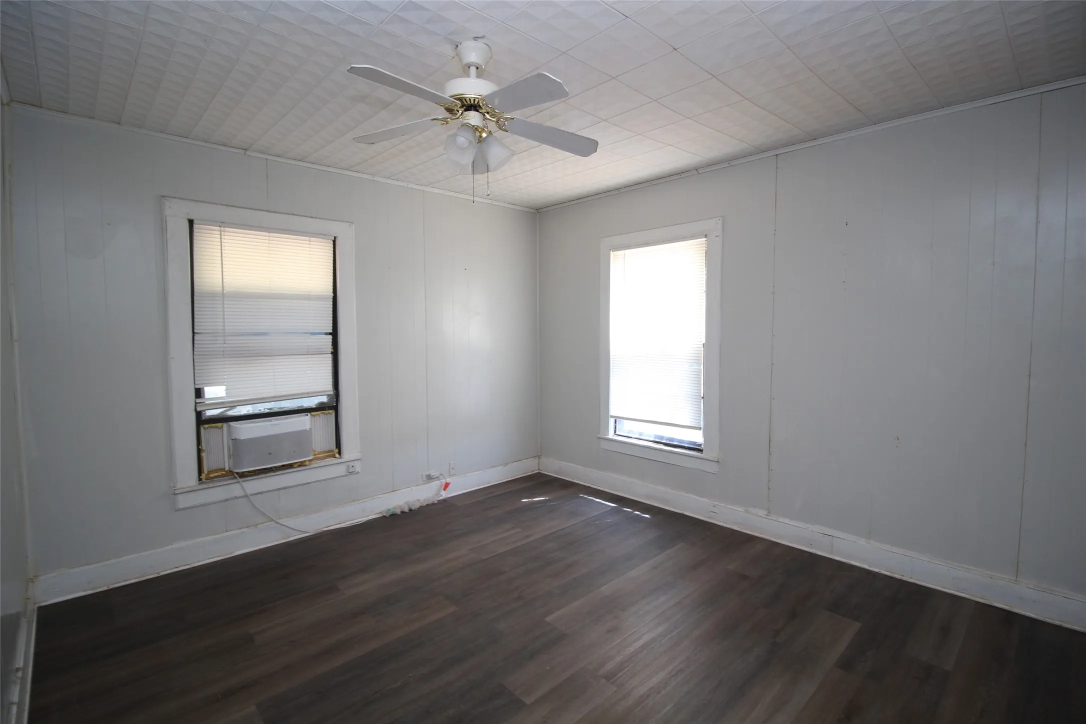 Single Family Residence For Sale in Knox County , 430 N Munday Avenue, Munday, Texas 76371, 3 Bedroom, 1 Bathroom, Garage spaces, 1,216 Sqft, built in 1950, mls#21372525, Real Estate Agent in Munday, Homes For Sale in Knox county, Homes For Sale in Munday, Realtor in Munday Texas, Real Estate Brokerage Independent Realty Texas, Luminita Cordes Realtor