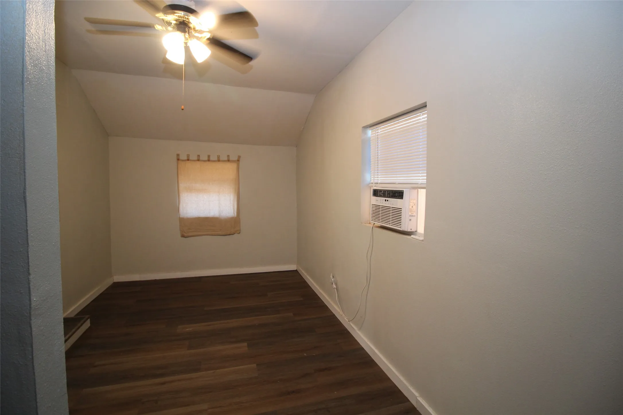 Single Family Residence For Sale in Knox County , 430 N Munday Avenue, Munday, Texas 76371, 3 Bedroom, 1 Bathroom, Garage spaces, 1,216 Sqft, built in 1950, mls#21372525, Real Estate Agent in Munday, Homes For Sale in Knox county, Homes For Sale in Munday, Realtor in Munday Texas, Real Estate Brokerage Independent Realty Texas, Luminita Cordes Realtor
