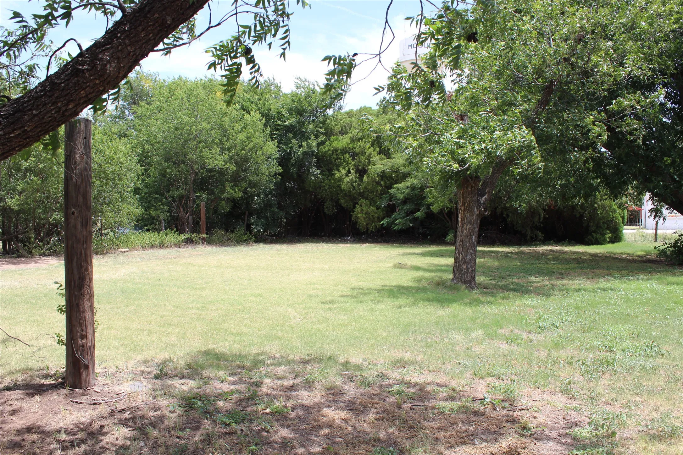 Single Family Residence For Sale in Knox County , 430 N Munday Avenue, Munday, Texas 76371, 3 Bedroom, 1 Bathroom, Garage spaces, 1,216 Sqft, built in 1950, mls#21372525, Real Estate Agent in Munday, Homes For Sale in Knox county, Homes For Sale in Munday, Realtor in Munday Texas, Real Estate Brokerage Independent Realty Texas, Luminita Cordes Realtor