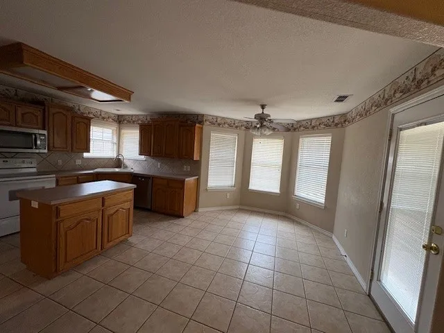 Single Family Residence For Rent in Taylor County , 5402 Willow View Road, Abilene, Texas 79606, 3 Bedroom, 2 Bathroom, 2 Garage spaces, 1,844 Sqft, built in 2002, mls#21373893, Real Estate Agent in Abilene, Homes For Rent in Taylor county, Homes For Rent in Abilene, Realtor in Abilene Texas, Real Estate Brokerage Independent Realty Texas, Luminita Cordes Realtor