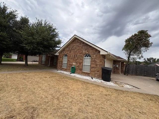 Single Family Residence For Rent in Taylor County , 5402 Willow View Road, Abilene, Texas 79606, 3 Bedroom, 2 Bathroom, 2 Garage spaces, 1,844 Sqft, built in 2002, mls#21373893, Real Estate Agent in Abilene, Homes For Rent in Taylor county, Homes For Rent in Abilene, Realtor in Abilene Texas, Real Estate Brokerage Independent Realty Texas, Luminita Cordes Realtor