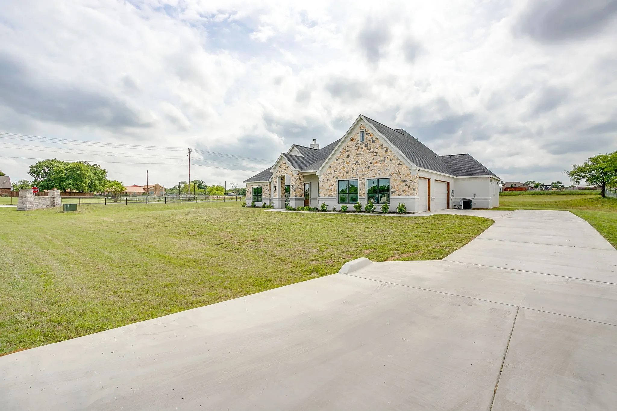 Single Family Residence For Sale in Parker County , 1001 Magnolia Court, Springtown, Texas 76082, 3 Bedroom, 3 Bathroom, 3 Garage spaces, 2,588 Sqft, built in 2025, mls#21373867, Real Estate Agent in Springtown, Homes For Sale in Parker county, Homes For Sale in Springtown, Realtor in Springtown Texas, Real Estate Brokerage Independent Realty Texas, Luminita Cordes Realtor