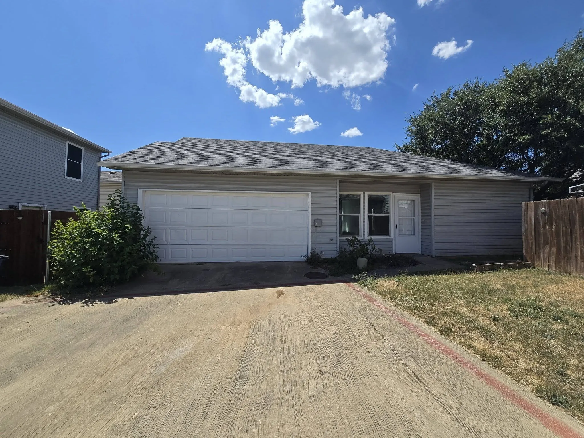 Single Family Residence For Rent in Dallas County , 1705 Tabasco Plaza, Dallas, Texas 75211, 2 Bedroom, 1 Bathroom, 2 Garage spaces, 821 Sqft, built in 2003, mls#21373783, Real Estate Agent in Dallas, Homes For Rent in Dallas county, Homes For Rent in Dallas, Realtor in Dallas Texas, Real Estate Brokerage Independent Realty Texas, Luminita Cordes Realtor