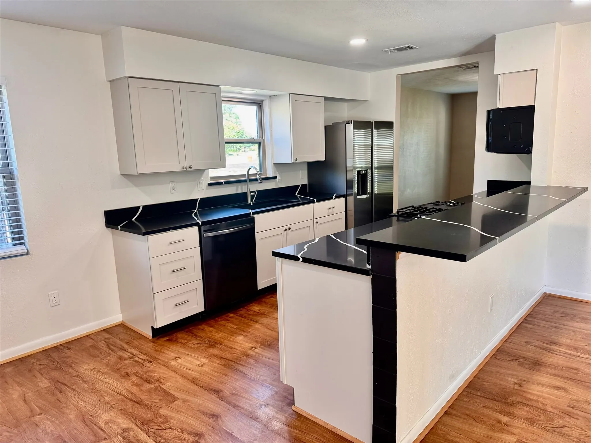 Single Family Residence For Rent in Tarrant County , 1710 Cresthaven Drive, Pantego, Texas 76013, 3 Bedroom, 2 Bathroom, 2 Garage spaces, 1,964 Sqft, built in 1964, mls#21373962, Real Estate Agent in Pantego, Homes For Rent in Tarrant county, Homes For Rent in Pantego, Realtor in Pantego Texas, Real Estate Brokerage Independent Realty Texas, Luminita Cordes Realtor