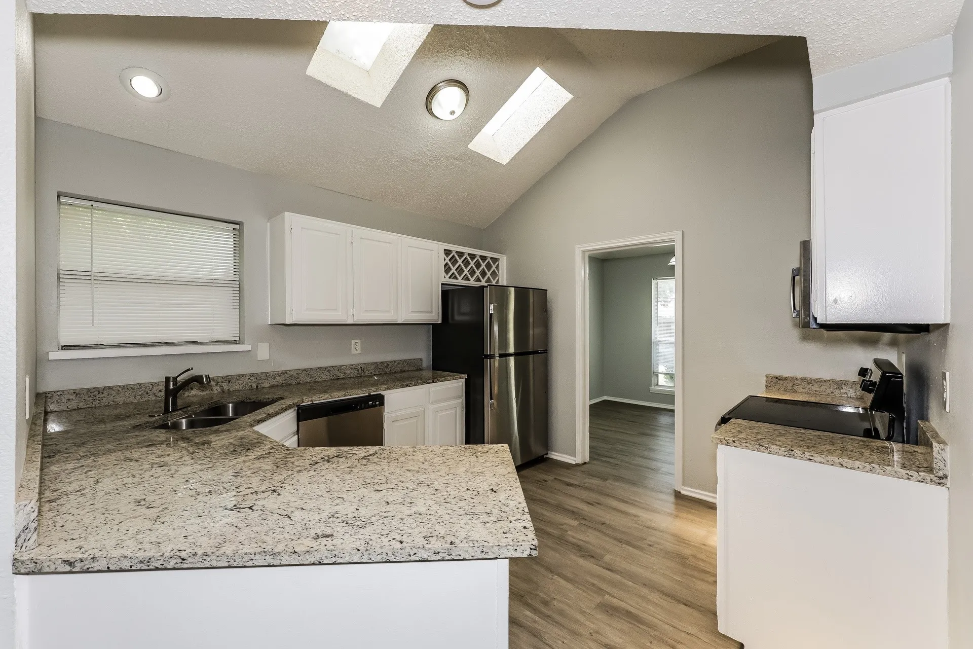 Single Family Residence For Rent in Dallas County , 404 Derby Lane, De Soto, Texas 75115, 3 Bedroom, 2 Bathroom, 1 Garage spaces, 1,943 Sqft, built in 1986, mls#21373982, Real Estate Agent in De Soto, Homes For Rent in Dallas county, Homes For Rent in De Soto, Realtor in De Soto Texas, Real Estate Brokerage Independent Realty Texas, Luminita Cordes Realtor