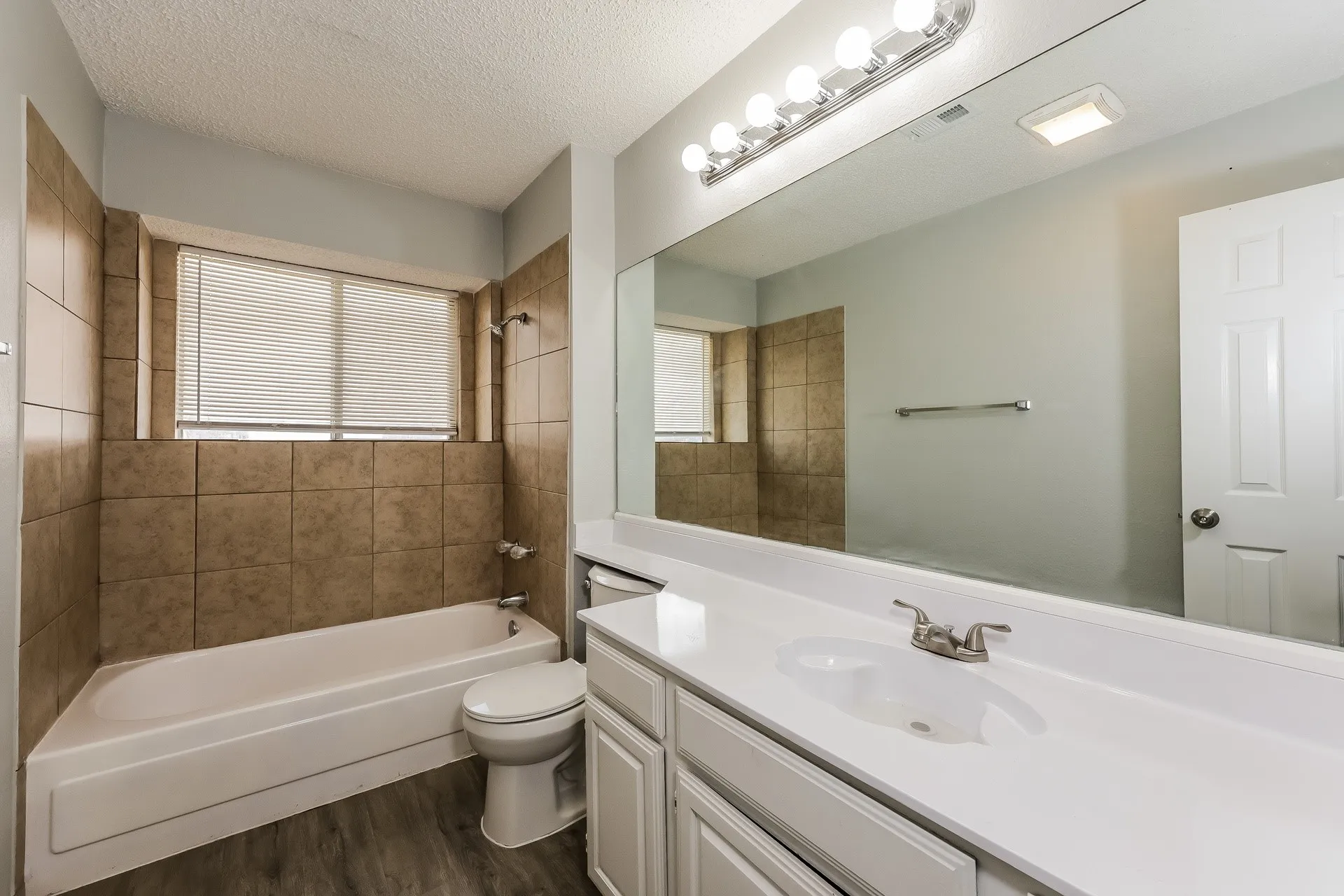Single Family Residence For Rent in Dallas County , 404 Derby Lane, De Soto, Texas 75115, 3 Bedroom, 2 Bathroom, 1 Garage spaces, 1,943 Sqft, built in 1986, mls#21373982, Real Estate Agent in De Soto, Homes For Rent in Dallas county, Homes For Rent in De Soto, Realtor in De Soto Texas, Real Estate Brokerage Independent Realty Texas, Luminita Cordes Realtor