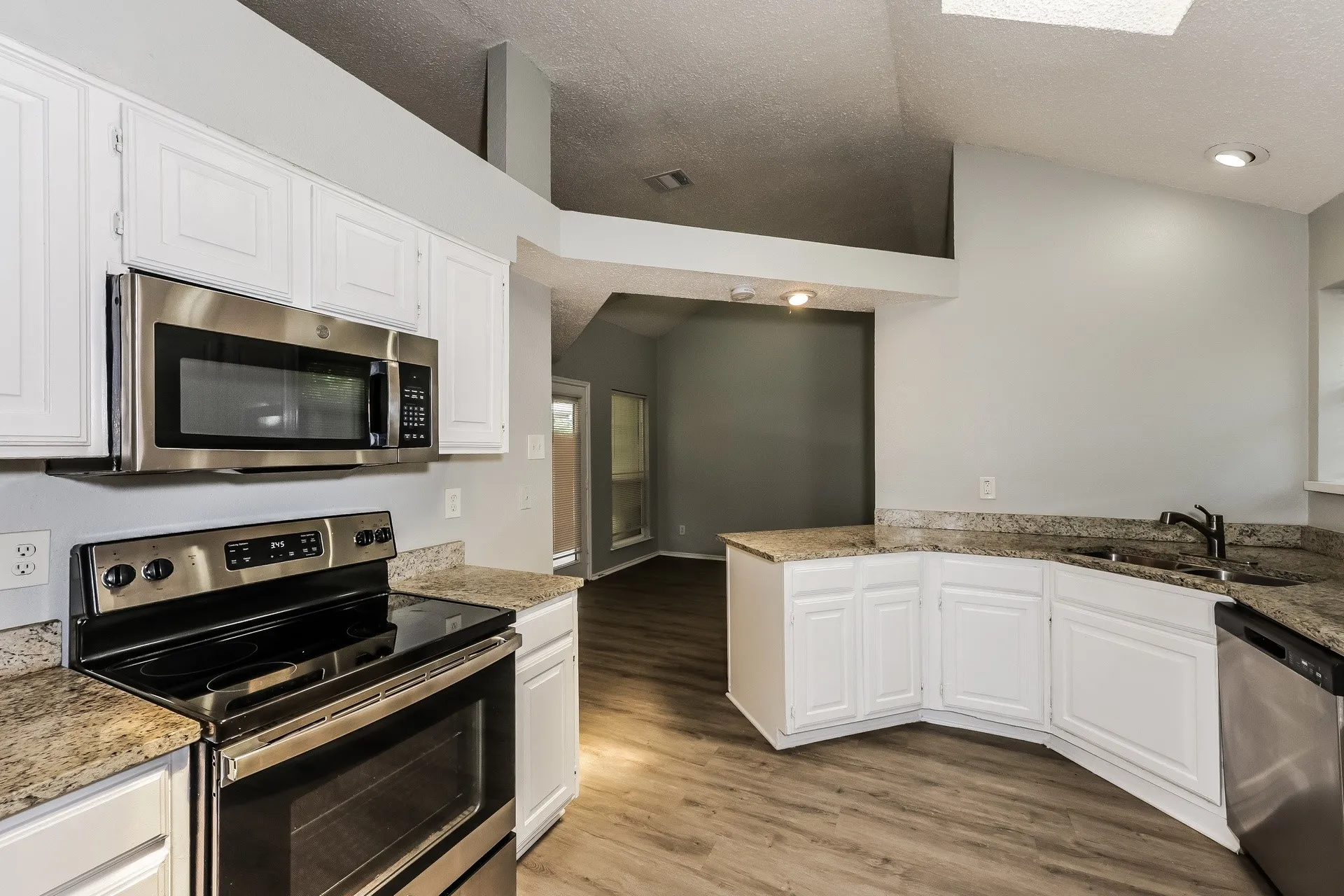 Single Family Residence For Rent in Dallas County , 404 Derby Lane, De Soto, Texas 75115, 3 Bedroom, 2 Bathroom, 1 Garage spaces, 1,943 Sqft, built in 1986, mls#21373982, Real Estate Agent in De Soto, Homes For Rent in Dallas county, Homes For Rent in De Soto, Realtor in De Soto Texas, Real Estate Brokerage Independent Realty Texas, Luminita Cordes Realtor