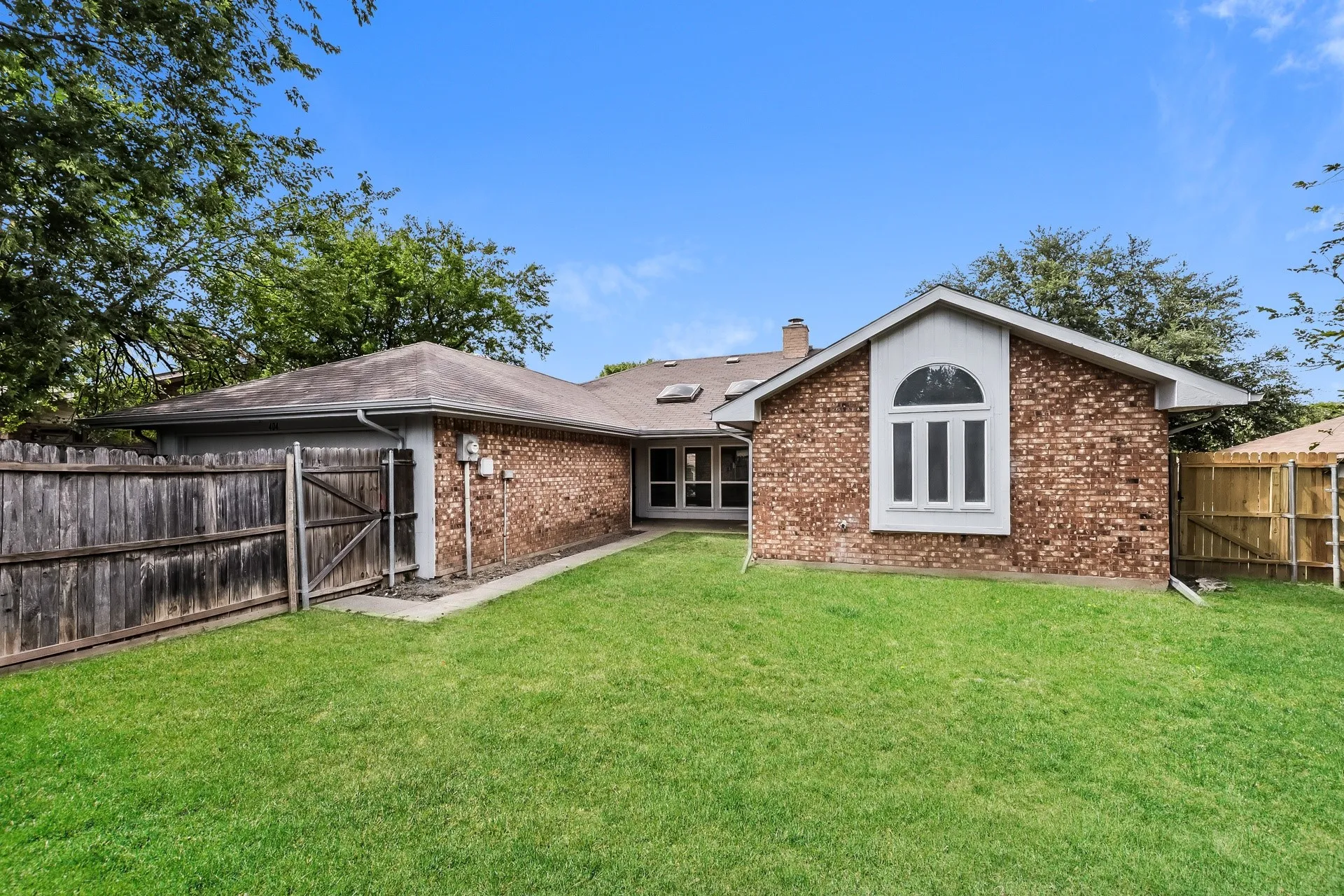 Single Family Residence For Rent in Dallas County , 404 Derby Lane, De Soto, Texas 75115, 3 Bedroom, 2 Bathroom, 1 Garage spaces, 1,943 Sqft, built in 1986, mls#21373982, Real Estate Agent in De Soto, Homes For Rent in Dallas county, Homes For Rent in De Soto, Realtor in De Soto Texas, Real Estate Brokerage Independent Realty Texas, Luminita Cordes Realtor