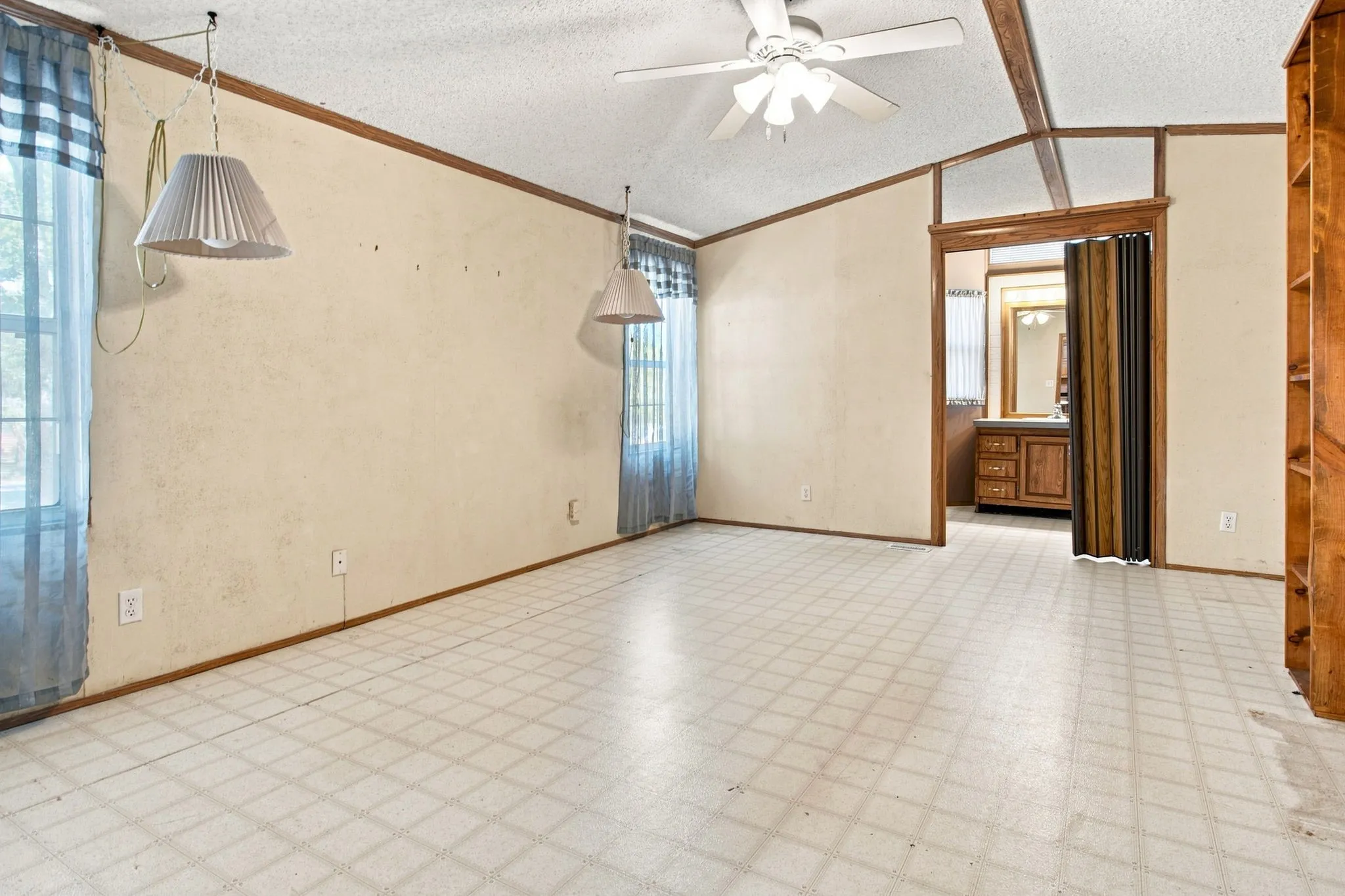 Mobile Home For Sale in Fannin County , 7302 Oak View, Bonham, Texas 75418, 2 Bedroom, 2 Bathroom, Garage spaces, 1,260 Sqft, built in 1995, mls#21373972, Real Estate Agent in Bonham, Homes For Sale in Fannin county, Homes For Sale in Bonham, Realtor in Bonham Texas, Real Estate Brokerage Independent Realty Texas, Luminita Cordes Realtor