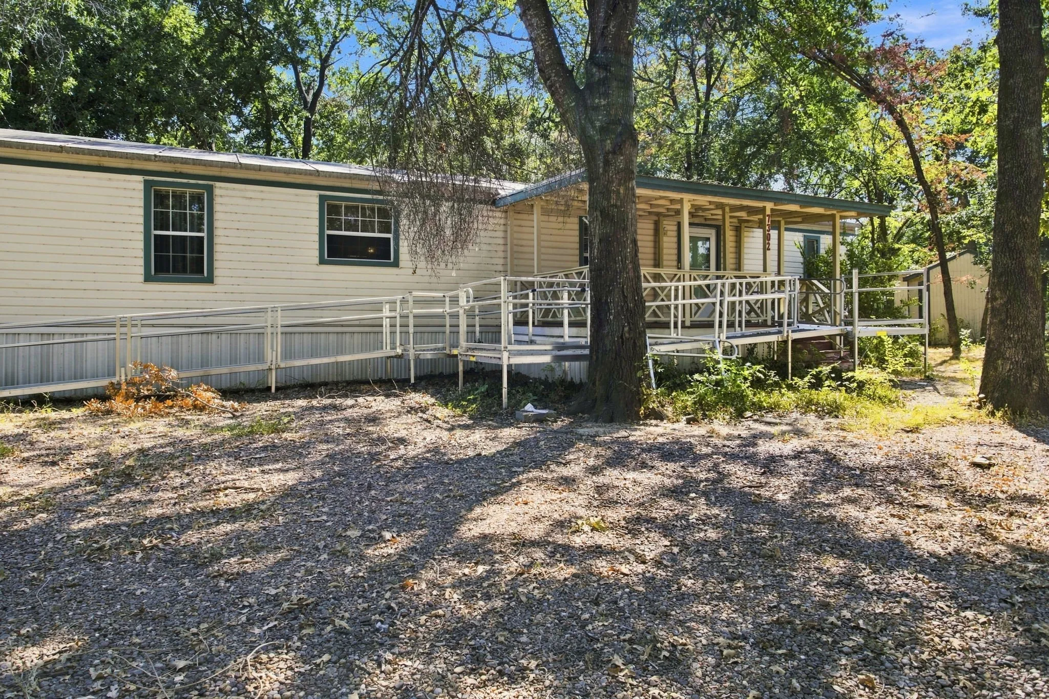 Mobile Home For Sale in Fannin County , 7302 Oak View, Bonham, Texas 75418, 2 Bedroom, 2 Bathroom, Garage spaces, 1,260 Sqft, built in 1995, mls#21373972, Real Estate Agent in Bonham, Homes For Sale in Fannin county, Homes For Sale in Bonham, Realtor in Bonham Texas, Real Estate Brokerage Independent Realty Texas, Luminita Cordes Realtor