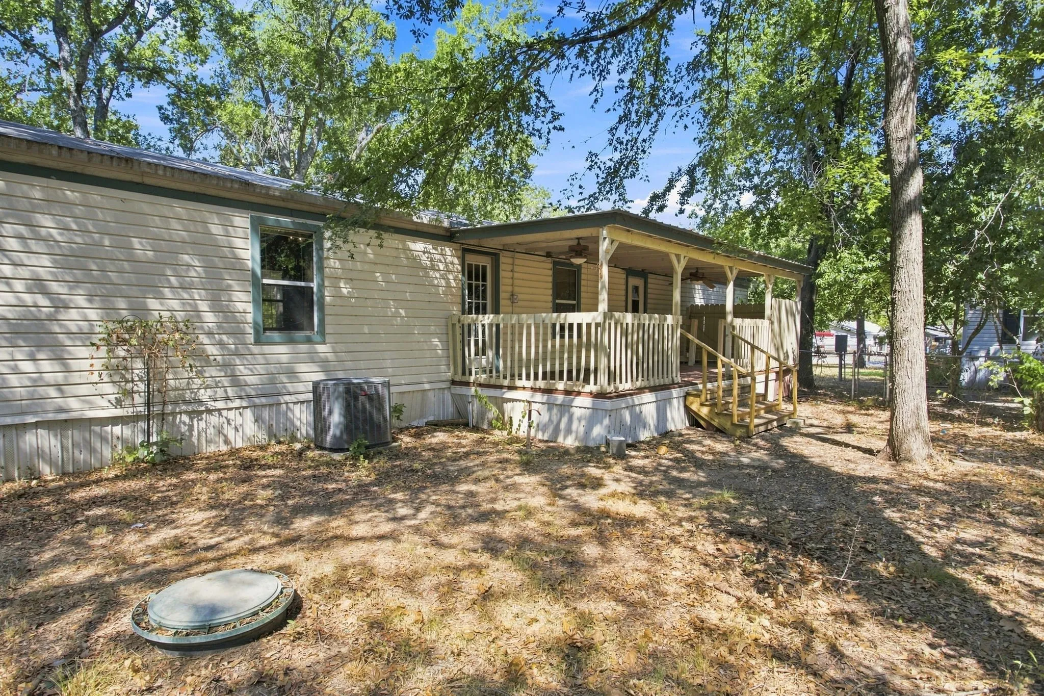 Mobile Home For Sale in Fannin County , 7302 Oak View, Bonham, Texas 75418, 2 Bedroom, 2 Bathroom, Garage spaces, 1,260 Sqft, built in 1995, mls#21373972, Real Estate Agent in Bonham, Homes For Sale in Fannin county, Homes For Sale in Bonham, Realtor in Bonham Texas, Real Estate Brokerage Independent Realty Texas, Luminita Cordes Realtor