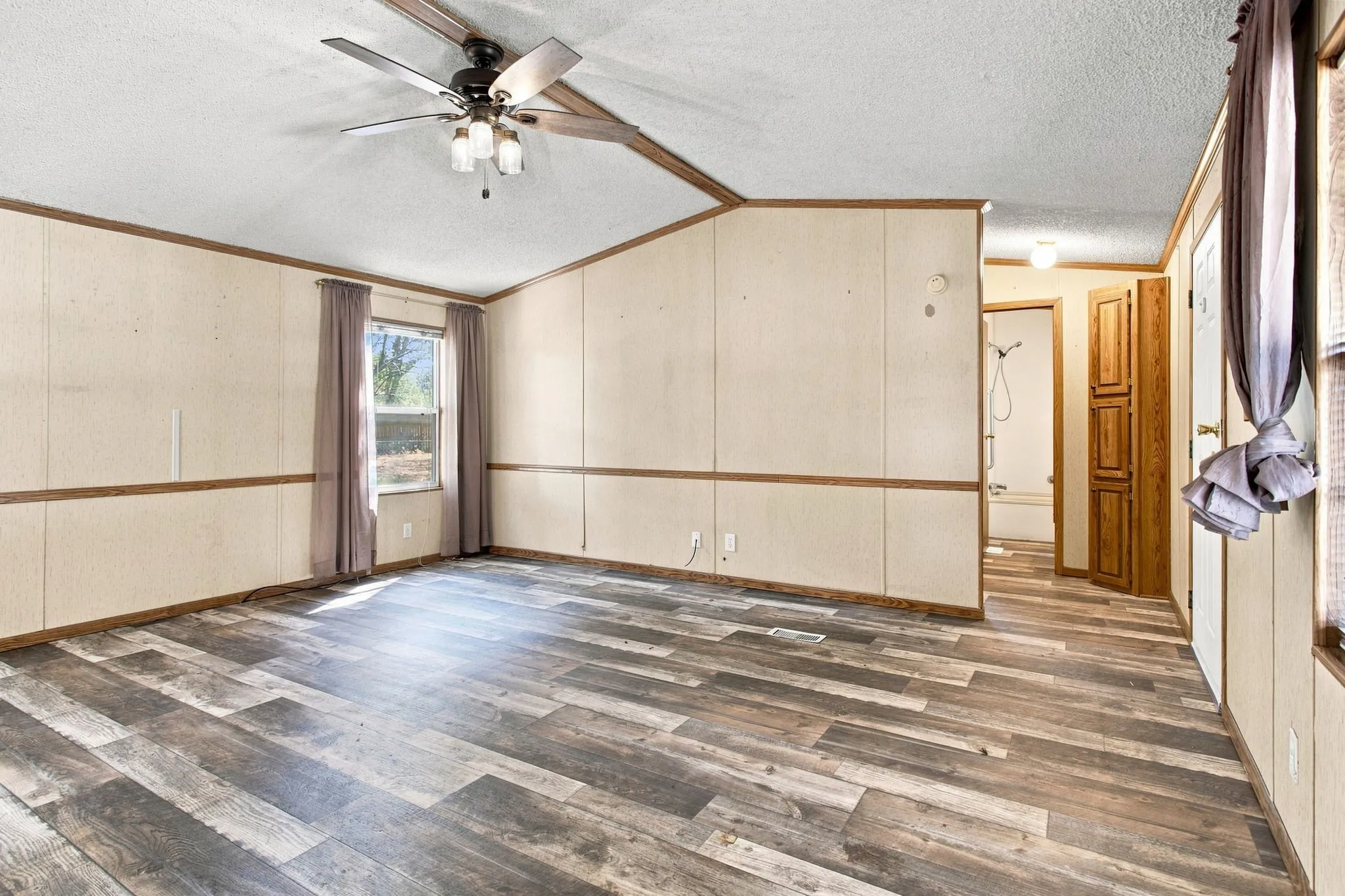 Mobile Home For Sale in Fannin County , 7302 Oak View, Bonham, Texas 75418, 2 Bedroom, 2 Bathroom, Garage spaces, 1,260 Sqft, built in 1995, mls#21373972, Real Estate Agent in Bonham, Homes For Sale in Fannin county, Homes For Sale in Bonham, Realtor in Bonham Texas, Real Estate Brokerage Independent Realty Texas, Luminita Cordes Realtor
