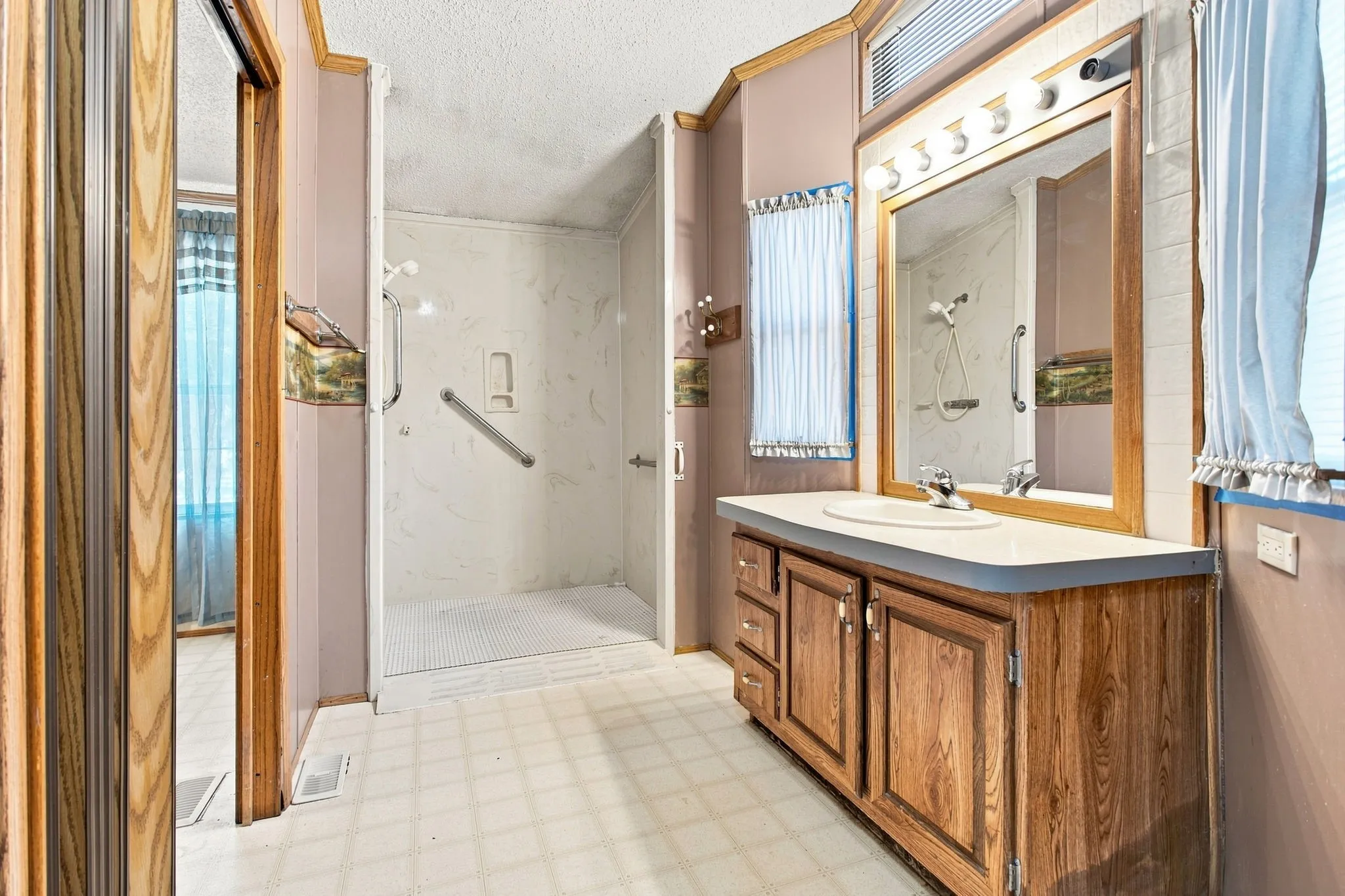 Mobile Home For Sale in Fannin County , 7302 Oak View, Bonham, Texas 75418, 2 Bedroom, 2 Bathroom, Garage spaces, 1,260 Sqft, built in 1995, mls#21373972, Real Estate Agent in Bonham, Homes For Sale in Fannin county, Homes For Sale in Bonham, Realtor in Bonham Texas, Real Estate Brokerage Independent Realty Texas, Luminita Cordes Realtor