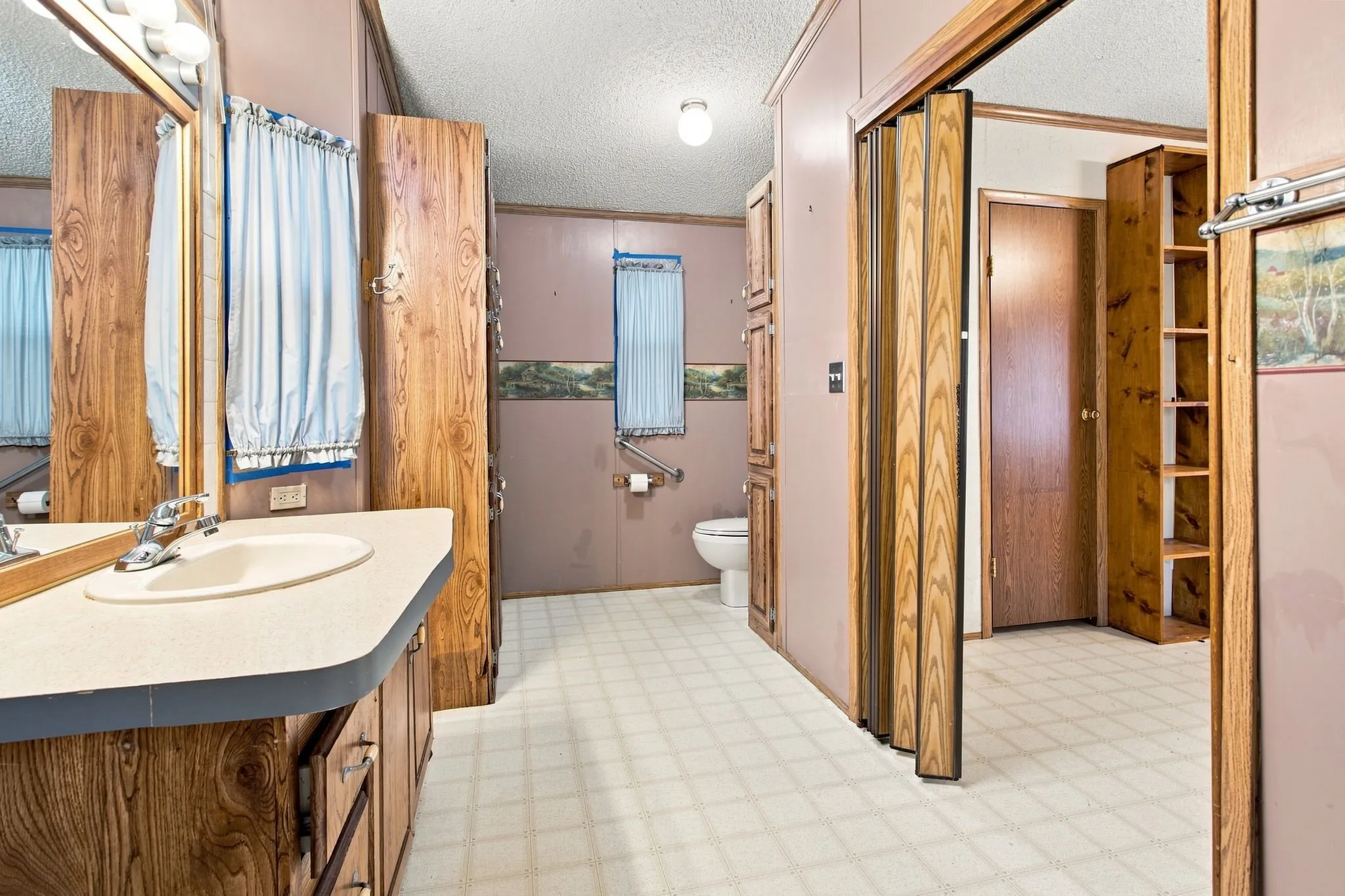 Mobile Home For Sale in Fannin County , 7302 Oak View, Bonham, Texas 75418, 2 Bedroom, 2 Bathroom, Garage spaces, 1,260 Sqft, built in 1995, mls#21373972, Real Estate Agent in Bonham, Homes For Sale in Fannin county, Homes For Sale in Bonham, Realtor in Bonham Texas, Real Estate Brokerage Independent Realty Texas, Luminita Cordes Realtor
