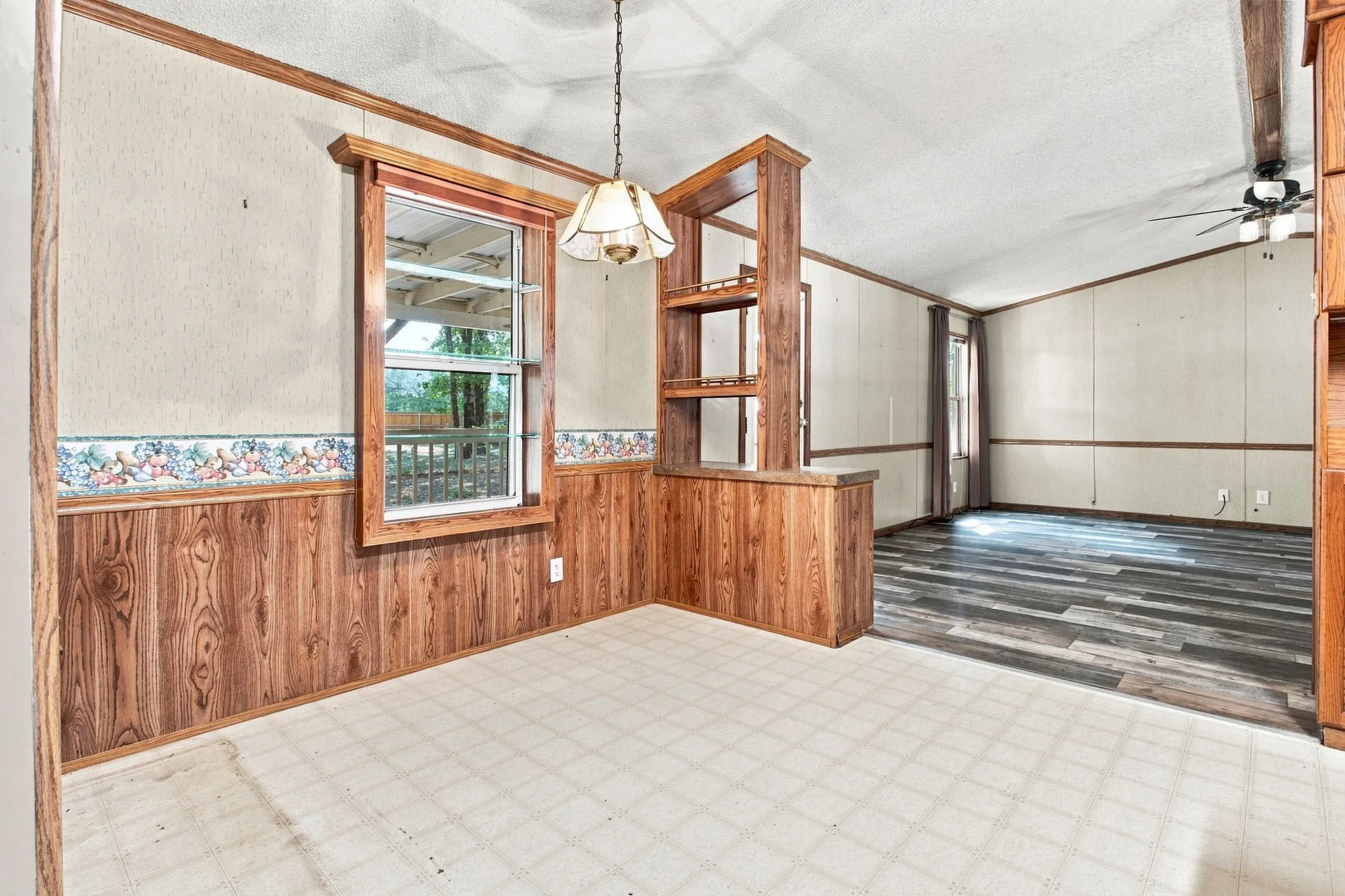 Mobile Home For Sale in Fannin County , 7302 Oak View, Bonham, Texas 75418, 2 Bedroom, 2 Bathroom, Garage spaces, 1,260 Sqft, built in 1995, mls#21373972, Real Estate Agent in Bonham, Homes For Sale in Fannin county, Homes For Sale in Bonham, Realtor in Bonham Texas, Real Estate Brokerage Independent Realty Texas, Luminita Cordes Realtor