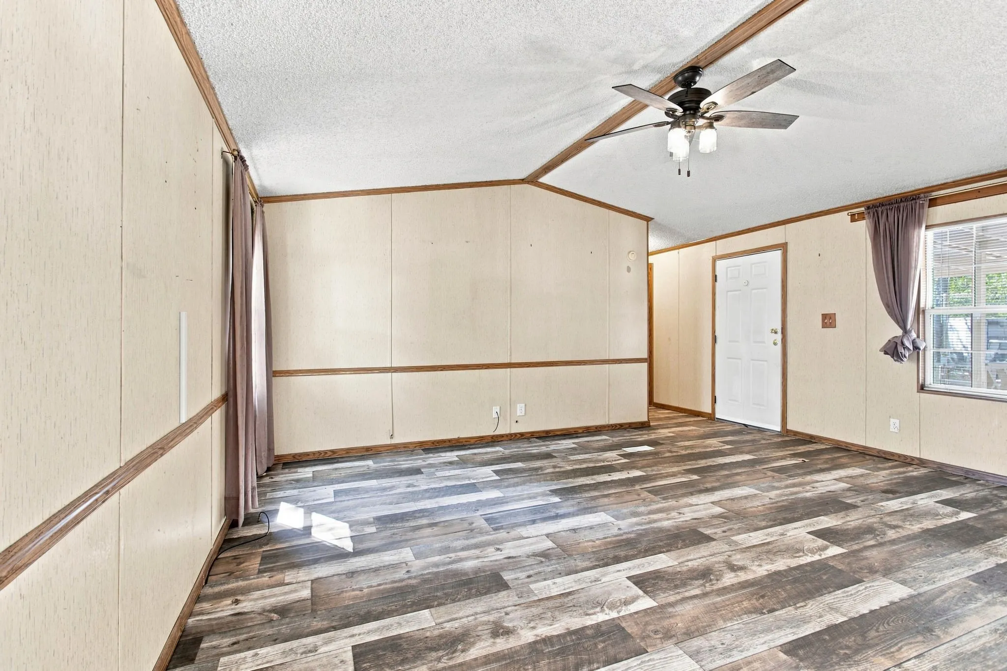 Mobile Home For Sale in Fannin County , 7302 Oak View, Bonham, Texas 75418, 2 Bedroom, 2 Bathroom, Garage spaces, 1,260 Sqft, built in 1995, mls#21373972, Real Estate Agent in Bonham, Homes For Sale in Fannin county, Homes For Sale in Bonham, Realtor in Bonham Texas, Real Estate Brokerage Independent Realty Texas, Luminita Cordes Realtor