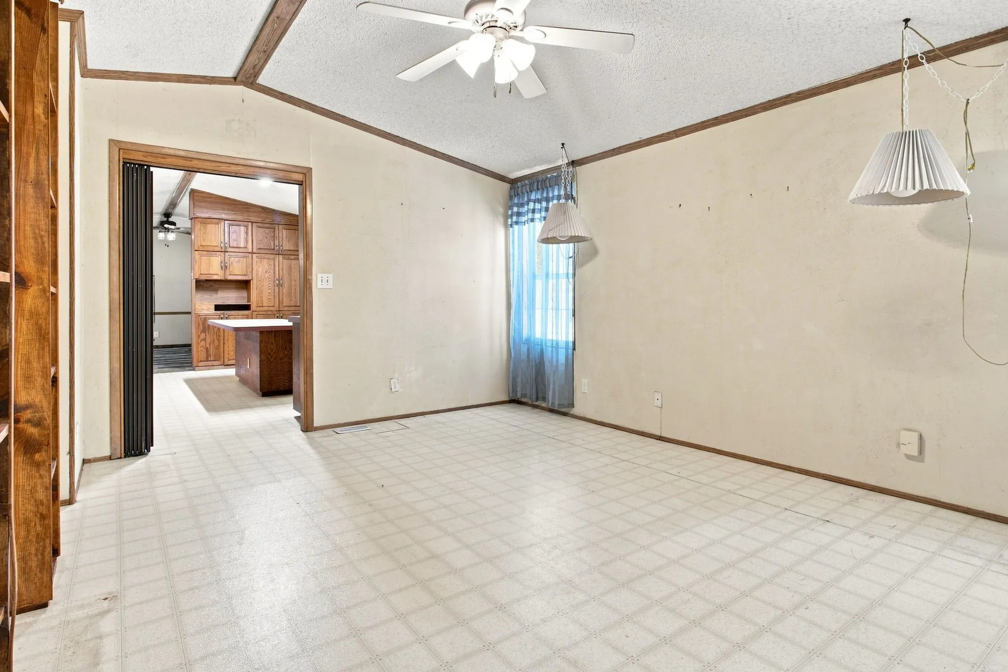 Mobile Home For Sale in Fannin County , 7302 Oak View, Bonham, Texas 75418, 2 Bedroom, 2 Bathroom, Garage spaces, 1,260 Sqft, built in 1995, mls#21373972, Real Estate Agent in Bonham, Homes For Sale in Fannin county, Homes For Sale in Bonham, Realtor in Bonham Texas, Real Estate Brokerage Independent Realty Texas, Luminita Cordes Realtor