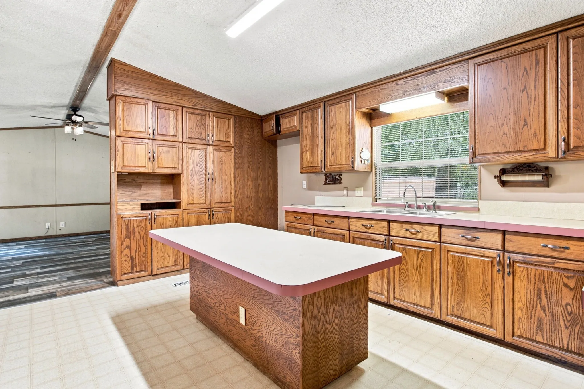 Mobile Home For Sale in Fannin County , 7302 Oak View, Bonham, Texas 75418, 2 Bedroom, 2 Bathroom, Garage spaces, 1,260 Sqft, built in 1995, mls#21373972, Real Estate Agent in Bonham, Homes For Sale in Fannin county, Homes For Sale in Bonham, Realtor in Bonham Texas, Real Estate Brokerage Independent Realty Texas, Luminita Cordes Realtor