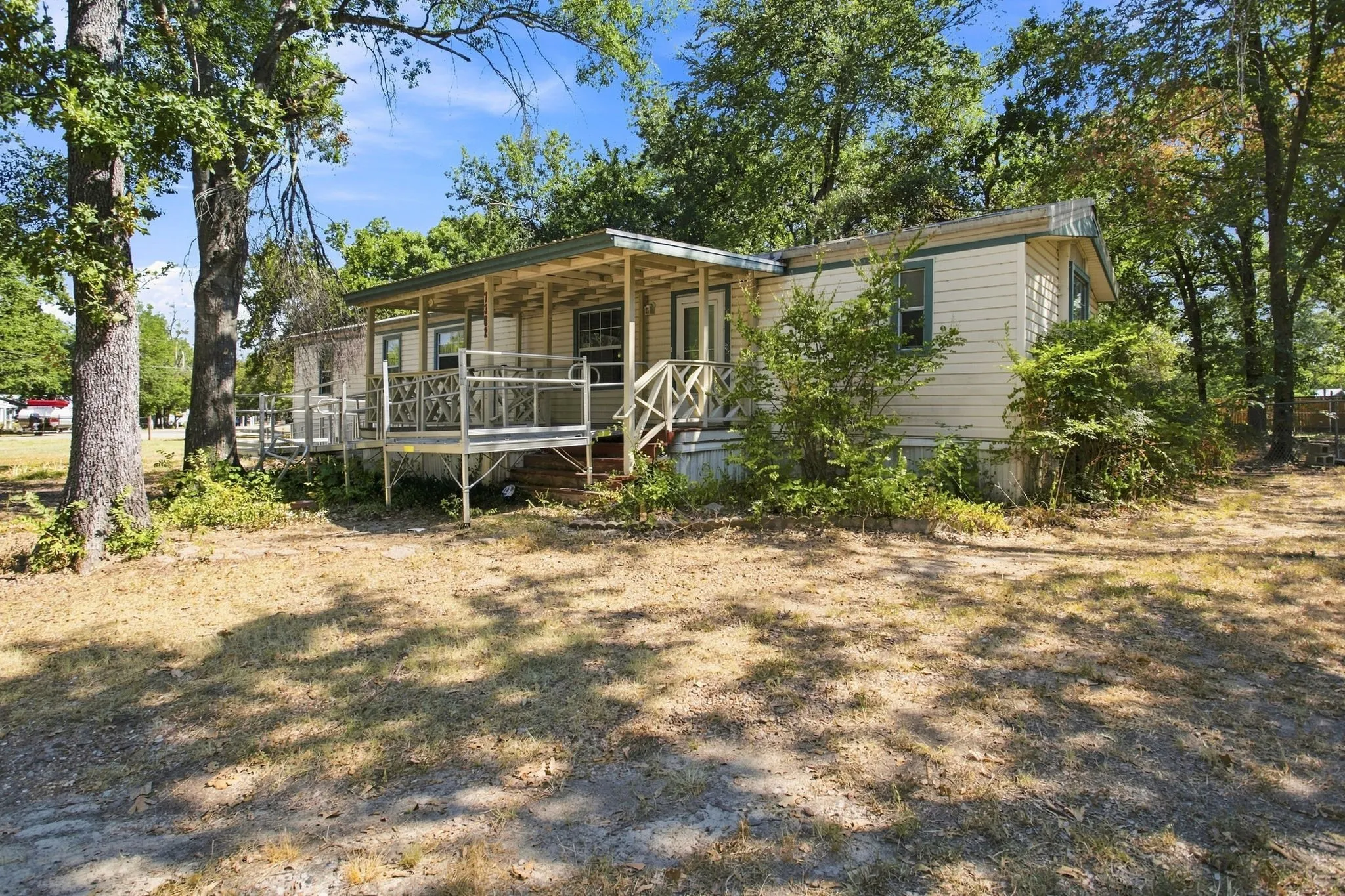 Mobile Home For Sale in Fannin County , 7302 Oak View, Bonham, Texas 75418, 2 Bedroom, 2 Bathroom, Garage spaces, 1,260 Sqft, built in 1995, mls#21373972, Real Estate Agent in Bonham, Homes For Sale in Fannin county, Homes For Sale in Bonham, Realtor in Bonham Texas, Real Estate Brokerage Independent Realty Texas, Luminita Cordes Realtor