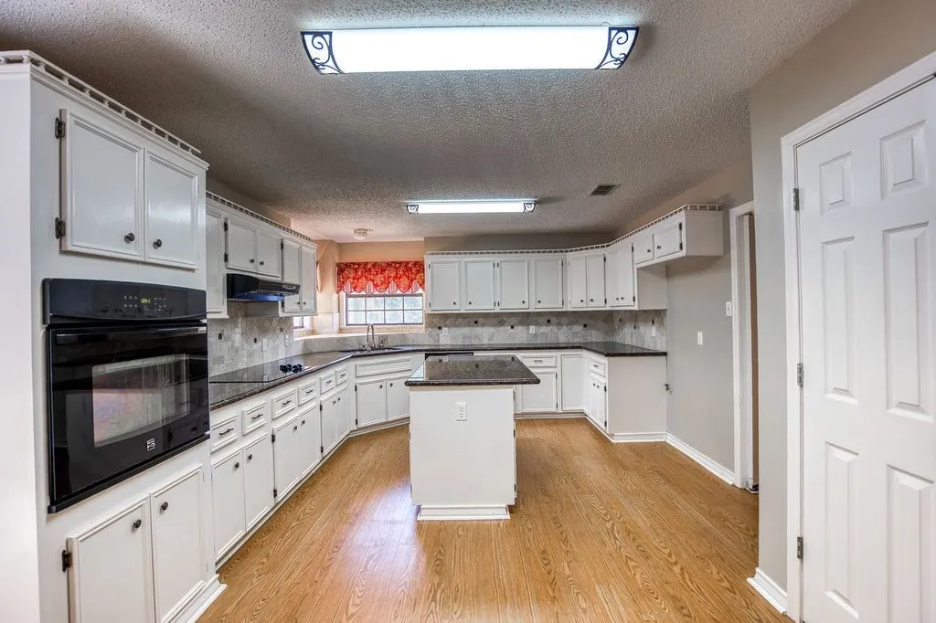 Single Family Residence For Sale in Anderson County , 2299 Farm to Market 2574, Palestine, Texas 75803, 3 Bedroom, 3 Bathroom, 2 Garage spaces, 2,822 Sqft, built in 1993, mls#21373989, Real Estate Agent in Palestine, Homes For Sale in Anderson county, Homes For Sale in Palestine, Realtor in Palestine Texas, Real Estate Brokerage Independent Realty Texas, Luminita Cordes Realtor