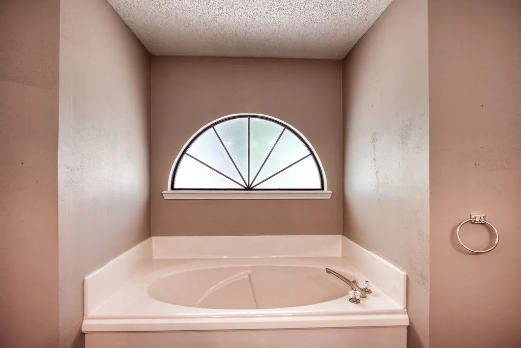 Single Family Residence For Sale in Anderson County , 2299 Farm to Market 2574, Palestine, Texas 75803, 3 Bedroom, 3 Bathroom, 2 Garage spaces, 2,822 Sqft, built in 1993, mls#21373989, Real Estate Agent in Palestine, Homes For Sale in Anderson county, Homes For Sale in Palestine, Realtor in Palestine Texas, Real Estate Brokerage Independent Realty Texas, Luminita Cordes Realtor