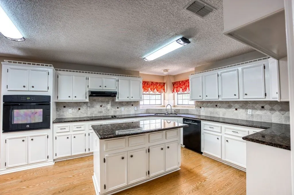 Single Family Residence For Sale in Anderson County , 2299 Farm to Market 2574, Palestine, Texas 75803, 3 Bedroom, 3 Bathroom, 2 Garage spaces, 2,822 Sqft, built in 1993, mls#21373989, Real Estate Agent in Palestine, Homes For Sale in Anderson county, Homes For Sale in Palestine, Realtor in Palestine Texas, Real Estate Brokerage Independent Realty Texas, Luminita Cordes Realtor