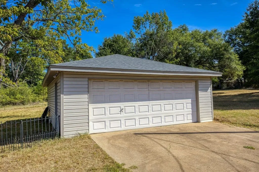 Single Family Residence For Sale in Anderson County , 2299 Farm to Market 2574, Palestine, Texas 75803, 3 Bedroom, 3 Bathroom, 2 Garage spaces, 2,822 Sqft, built in 1993, mls#21373989, Real Estate Agent in Palestine, Homes For Sale in Anderson county, Homes For Sale in Palestine, Realtor in Palestine Texas, Real Estate Brokerage Independent Realty Texas, Luminita Cordes Realtor