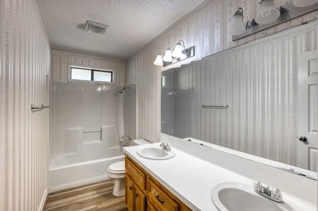 Single Family Residence For Sale in Anderson County , 2299 Farm to Market 2574, Palestine, Texas 75803, 3 Bedroom, 3 Bathroom, 2 Garage spaces, 2,822 Sqft, built in 1993, mls#21373989, Real Estate Agent in Palestine, Homes For Sale in Anderson county, Homes For Sale in Palestine, Realtor in Palestine Texas, Real Estate Brokerage Independent Realty Texas, Luminita Cordes Realtor