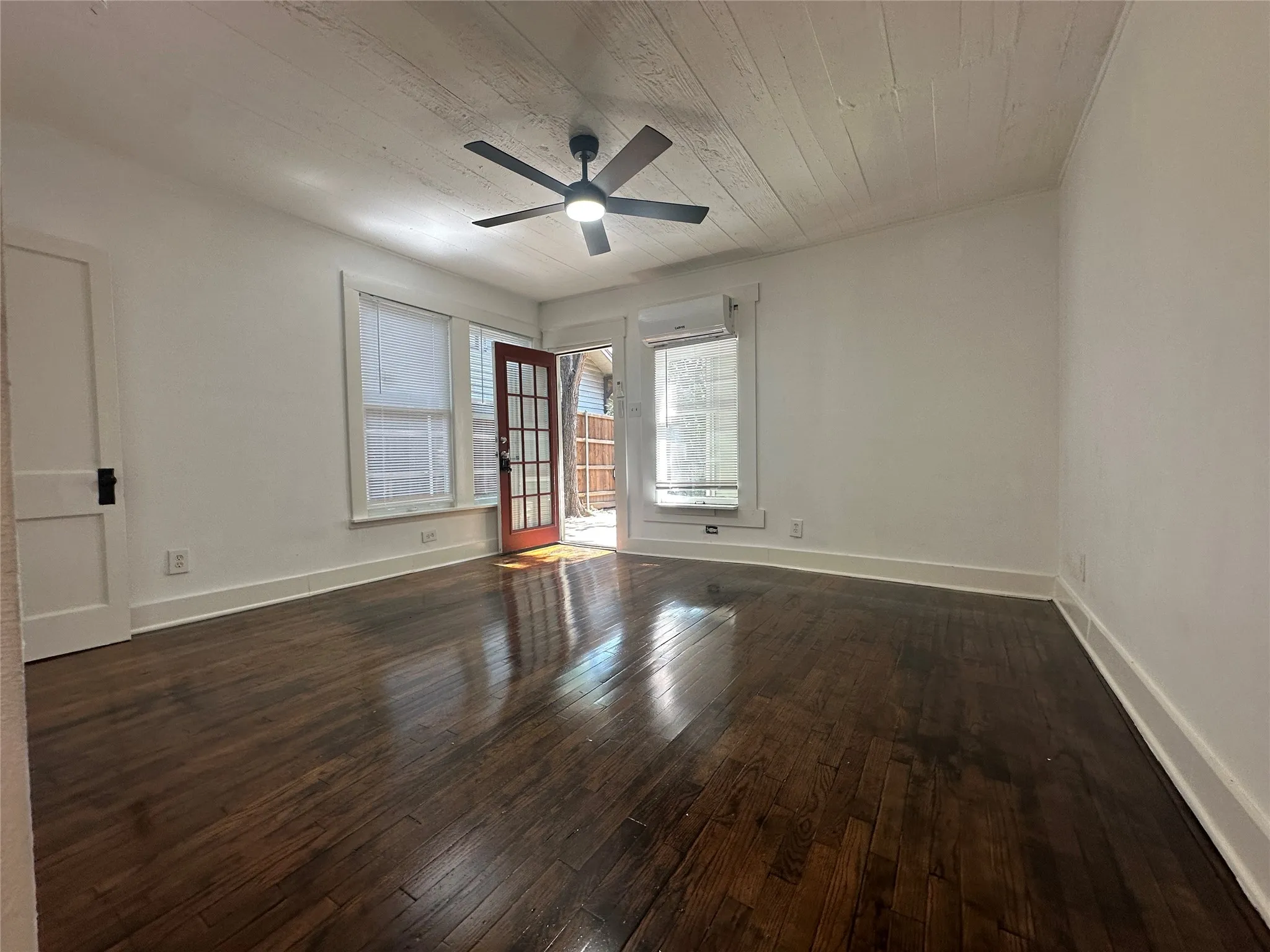 Triplex For Rent in Dallas County , 4617 Gaston Avenue A, Dallas, Texas 75246, 1 Bedroom, 1 Bathroom, Garage spaces, 334 Sqft, built in 1936, mls#21373948, Real Estate Agent in Dallas, Homes For Rent in Dallas county, Homes For Rent in Dallas, Realtor in Dallas Texas, Real Estate Brokerage Independent Realty Texas, Luminita Cordes Realtor