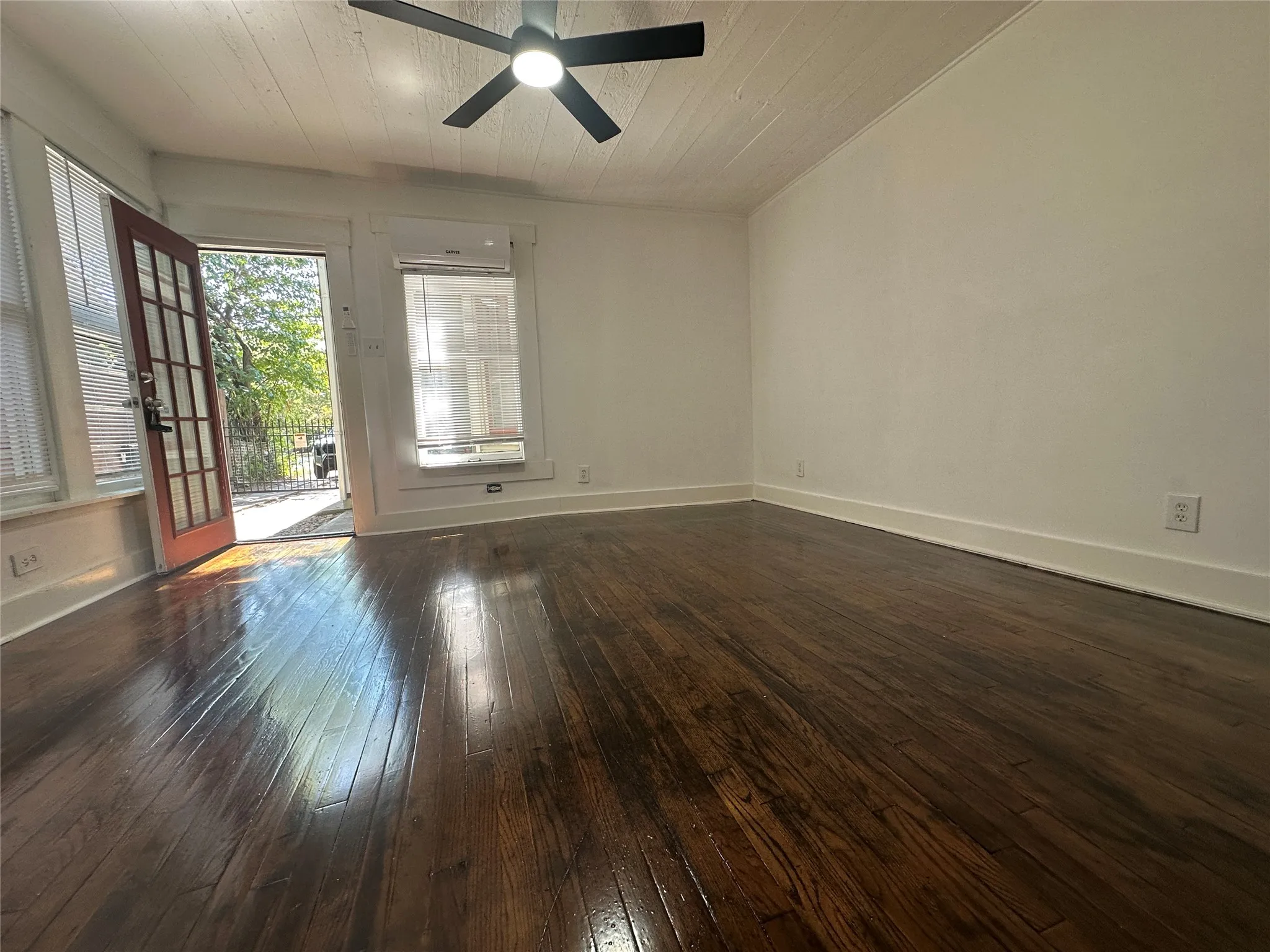 Triplex For Rent in Dallas County , 4617 Gaston Avenue A, Dallas, Texas 75246, 1 Bedroom, 1 Bathroom, Garage spaces, 334 Sqft, built in 1936, mls#21373948, Real Estate Agent in Dallas, Homes For Rent in Dallas county, Homes For Rent in Dallas, Realtor in Dallas Texas, Real Estate Brokerage Independent Realty Texas, Luminita Cordes Realtor