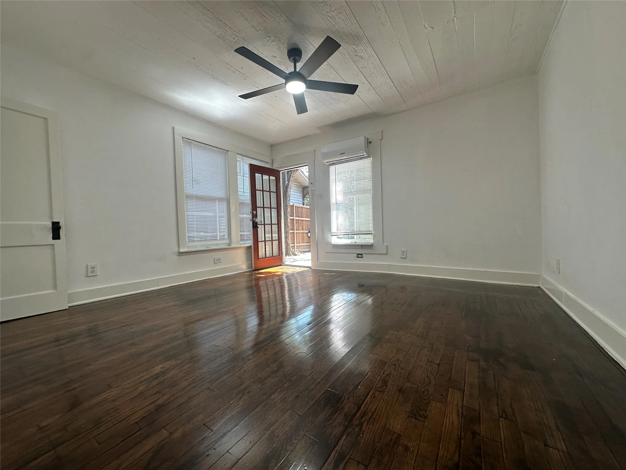 Triplex For Rent in Dallas County , 4617 Gaston Avenue A, Dallas, Texas 75246, 1 Bedroom, 1 Bathroom, Garage spaces, 334 Sqft, built in 1936, mls#21373948, Real Estate Agent in Dallas, Homes For Rent in Dallas county, Homes For Rent in Dallas, Realtor in Dallas Texas, Real Estate Brokerage Independent Realty Texas, Luminita Cordes Realtor