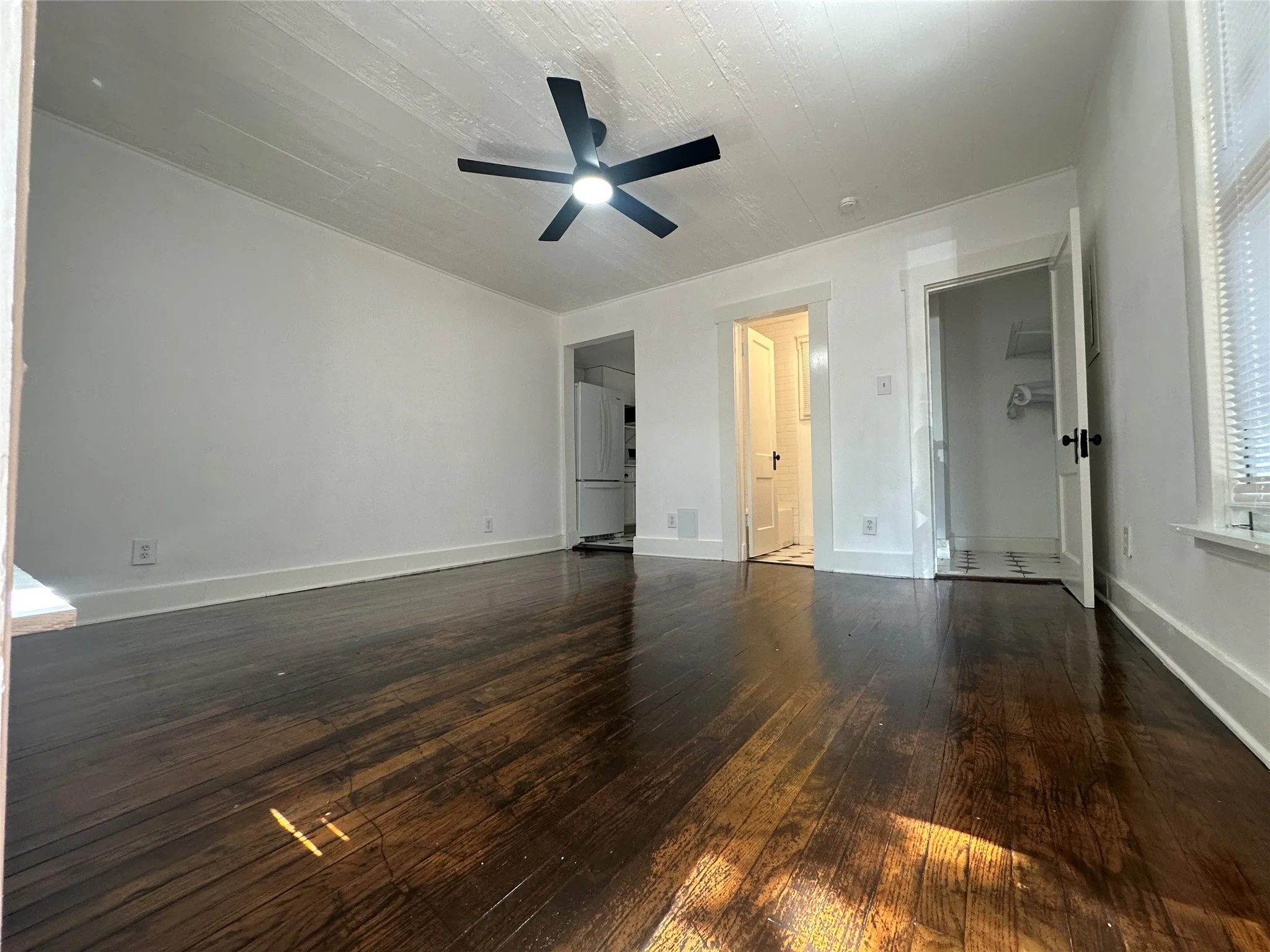 Triplex For Rent in Dallas County , 4617 Gaston Avenue A, Dallas, Texas 75246, 1 Bedroom, 1 Bathroom, Garage spaces, 334 Sqft, built in 1936, mls#21373948, Real Estate Agent in Dallas, Homes For Rent in Dallas county, Homes For Rent in Dallas, Realtor in Dallas Texas, Real Estate Brokerage Independent Realty Texas, Luminita Cordes Realtor