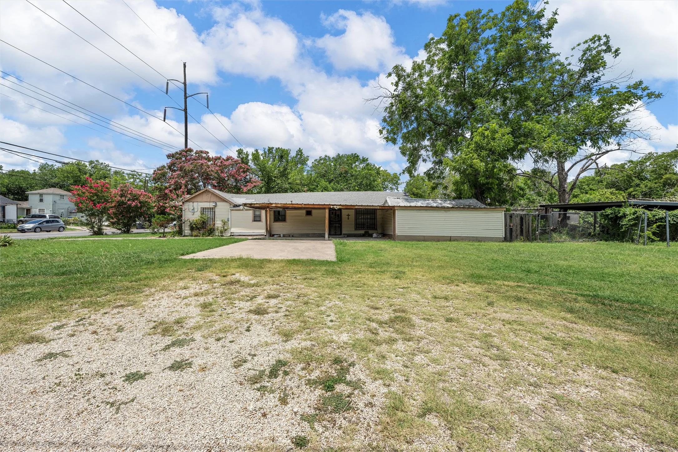 Single Family Residence For Sale in Mc Lennan County , 1320 S 26th Street, Waco, Texas 76706, 3 Bedroom, 2 Bathroom, Garage spaces, 1,532 Sqft, built in 1949, mls#21373781, Real Estate Agent in Waco, Homes For Sale in Mc Lennan county, Homes For Sale in Waco, Realtor in Waco Texas, Real Estate Brokerage Independent Realty Texas, Luminita Cordes Realtor