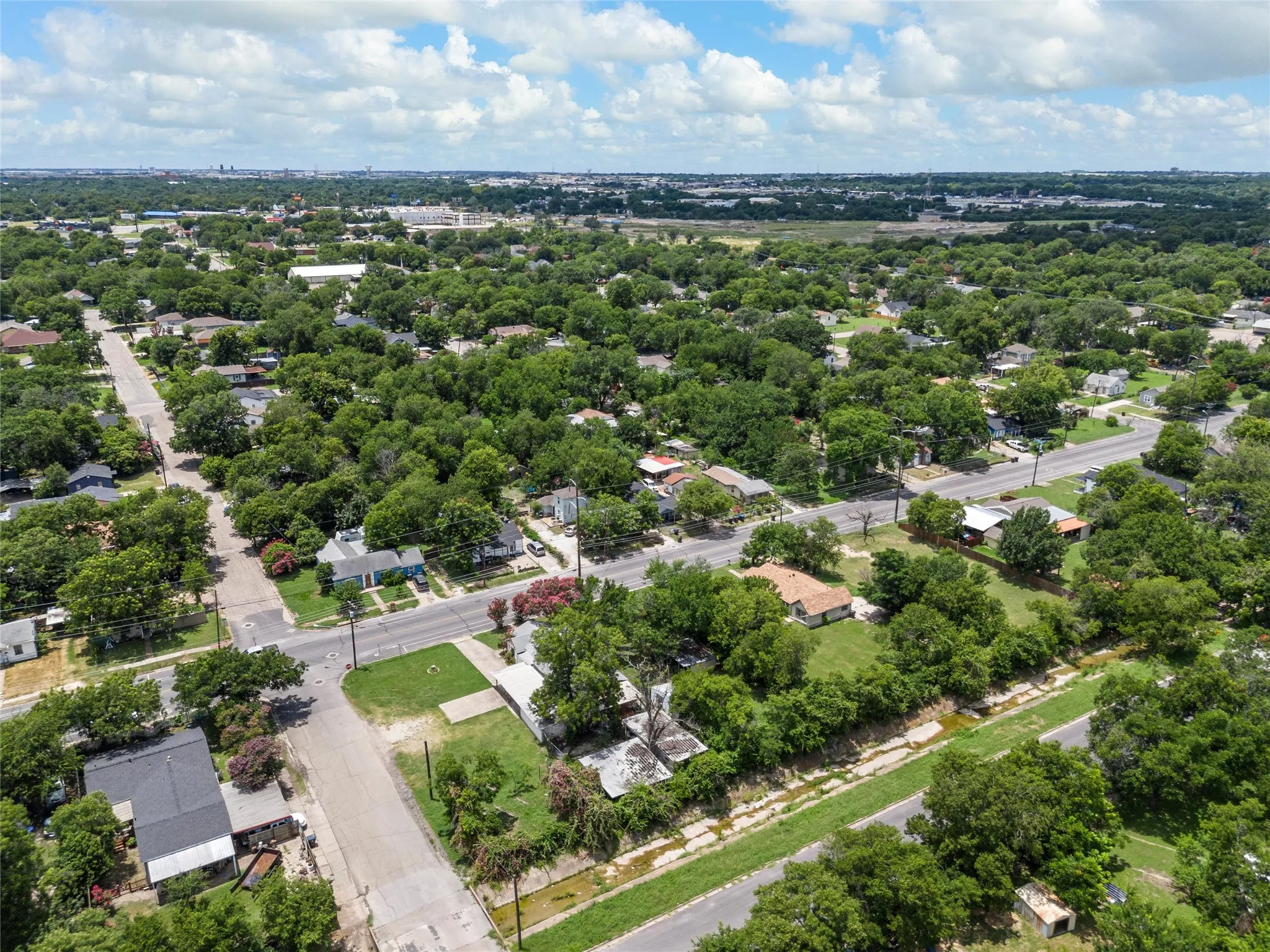Single Family Residence For Sale in Mc Lennan County , 1320 S 26th Street, Waco, Texas 76706, 3 Bedroom, 2 Bathroom, Garage spaces, 1,532 Sqft, built in 1949, mls#21373781, Real Estate Agent in Waco, Homes For Sale in Mc Lennan county, Homes For Sale in Waco, Realtor in Waco Texas, Real Estate Brokerage Independent Realty Texas, Luminita Cordes Realtor