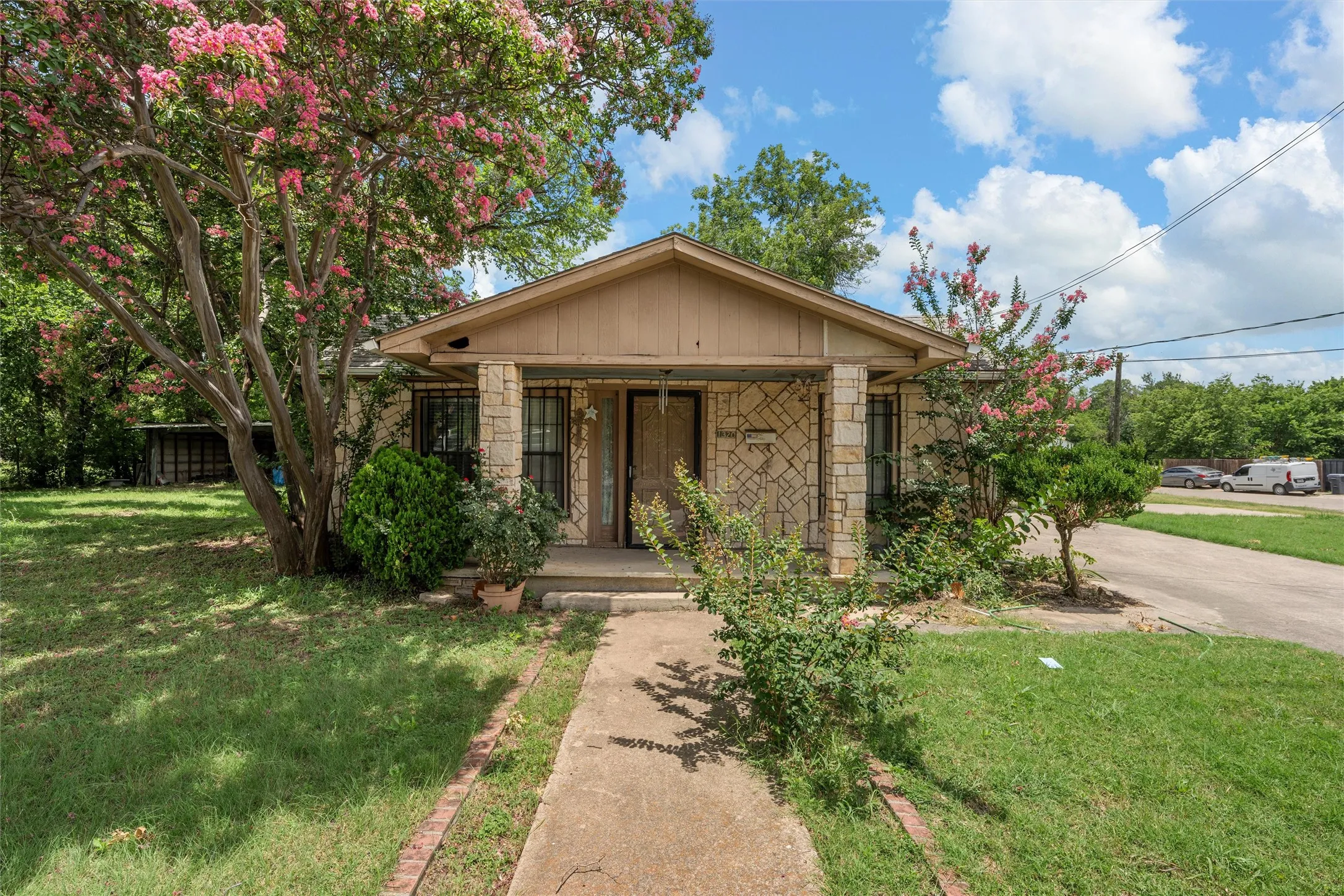 Single Family Residence For Sale in Mc Lennan County , 1320 S 26th Street, Waco, Texas 76706, 3 Bedroom, 2 Bathroom, Garage spaces, 1,532 Sqft, built in 1949, mls#21373781, Real Estate Agent in Waco, Homes For Sale in Mc Lennan county, Homes For Sale in Waco, Realtor in Waco Texas, Real Estate Brokerage Independent Realty Texas, Luminita Cordes Realtor